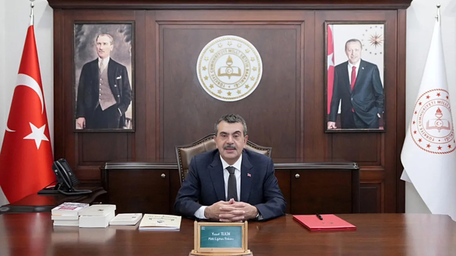 1200x675-bakan-yusuf-tekinden-chpnin-karnelerden-ataturk-fotografi-kaldirildi-iddialasi-yalanladi-1768558239414