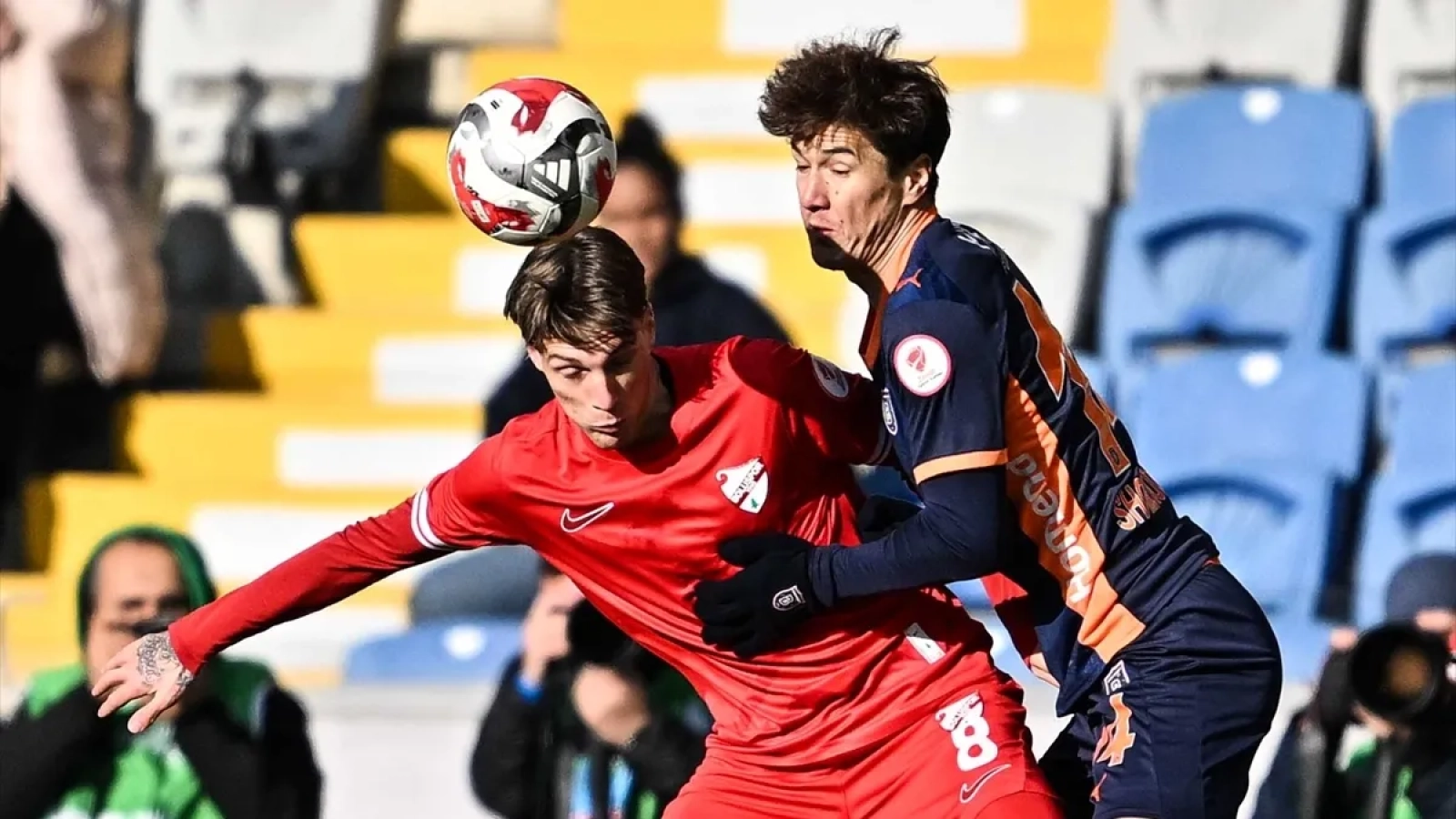 1200x675-basaksehri-kendi-sahasindan-galibiyetle-ayrildi-turuncu-lacivertli-takim-puanini-3e-cikardi-1768315880525