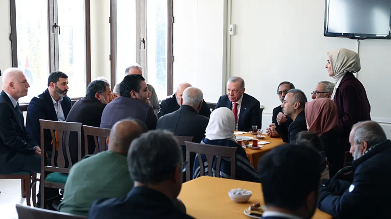 1200x675-baskan-erdogan-cay-ocaginda-vatandaslarla-bir-araya-geldi-1768050995214