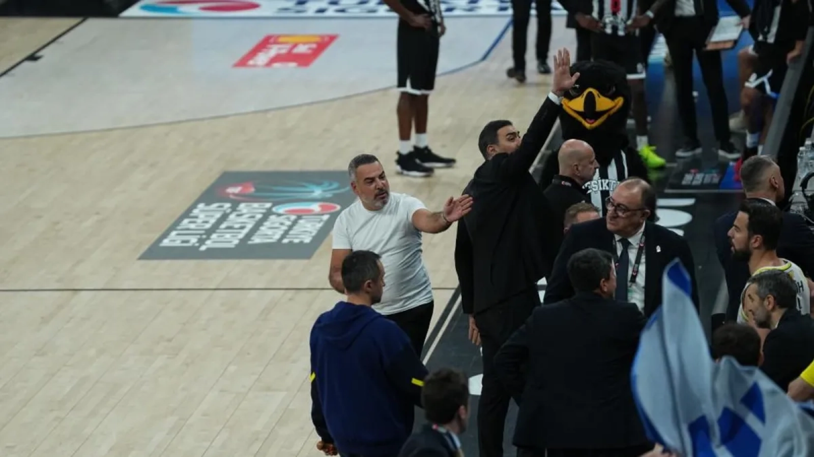 1200x675-besiktasfenerbahce-derbisinde-olay-mucadele-tribun-olaylari-nedeniyle-durdu-1767556950864