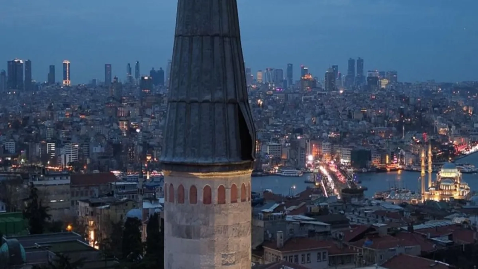 1200x675-beyazit-camiinde-lodosun-etkisiyle-minarenin-kursun-kaplamasi-serbest-kaldi-1767474311013