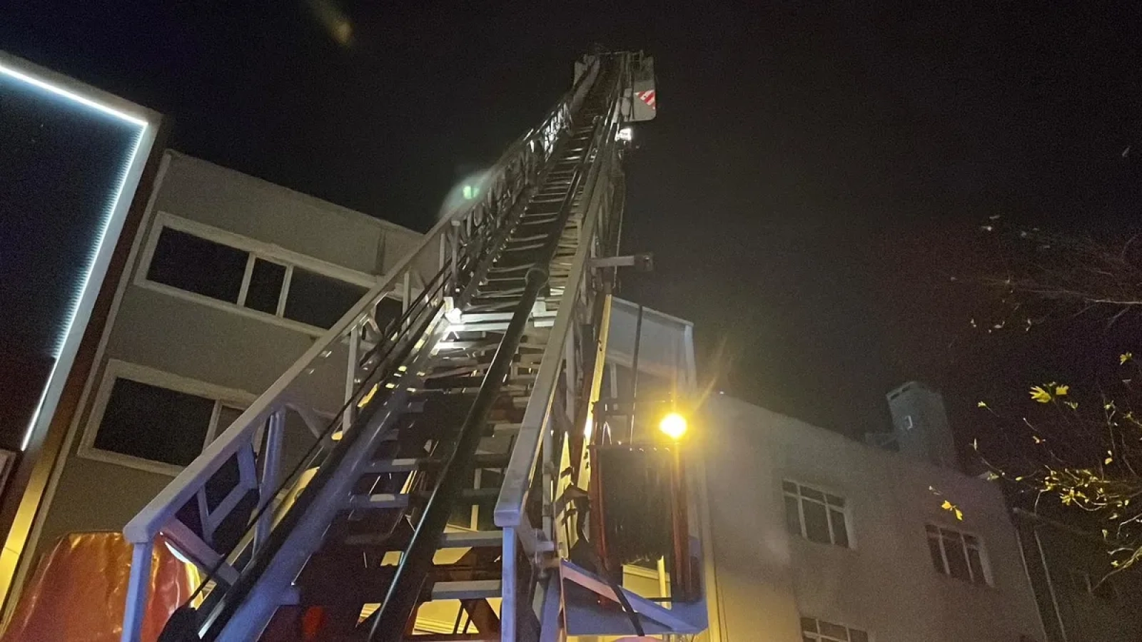 1200x675-beyoglunda-cati-yangini-itfaiye-ekipleri-mudahale-etti-1768955904890