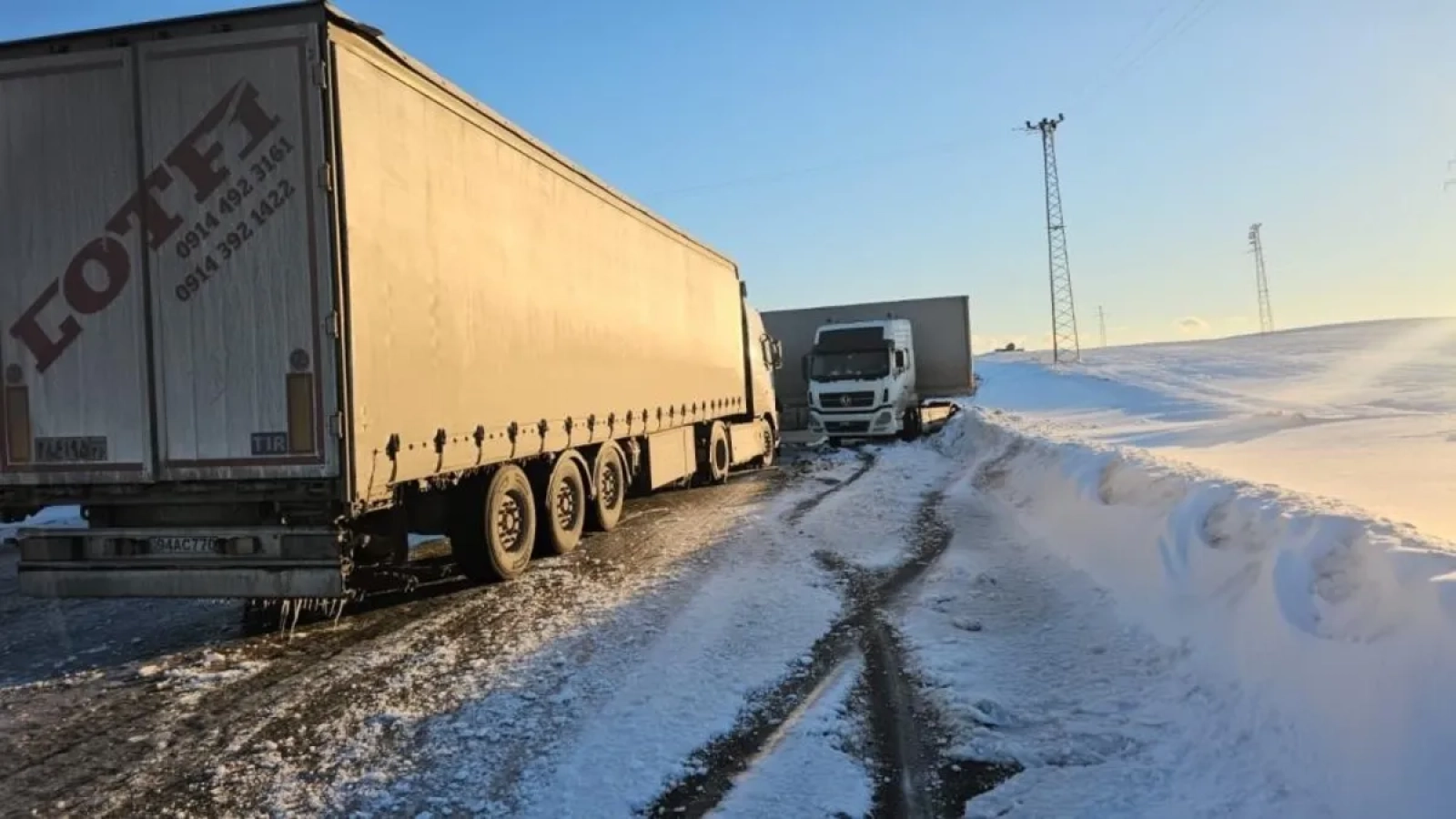 1200x675-bitliste-buzlanan-yolda-tir-kaydi-yol-trafige-kapandi-1768063996339