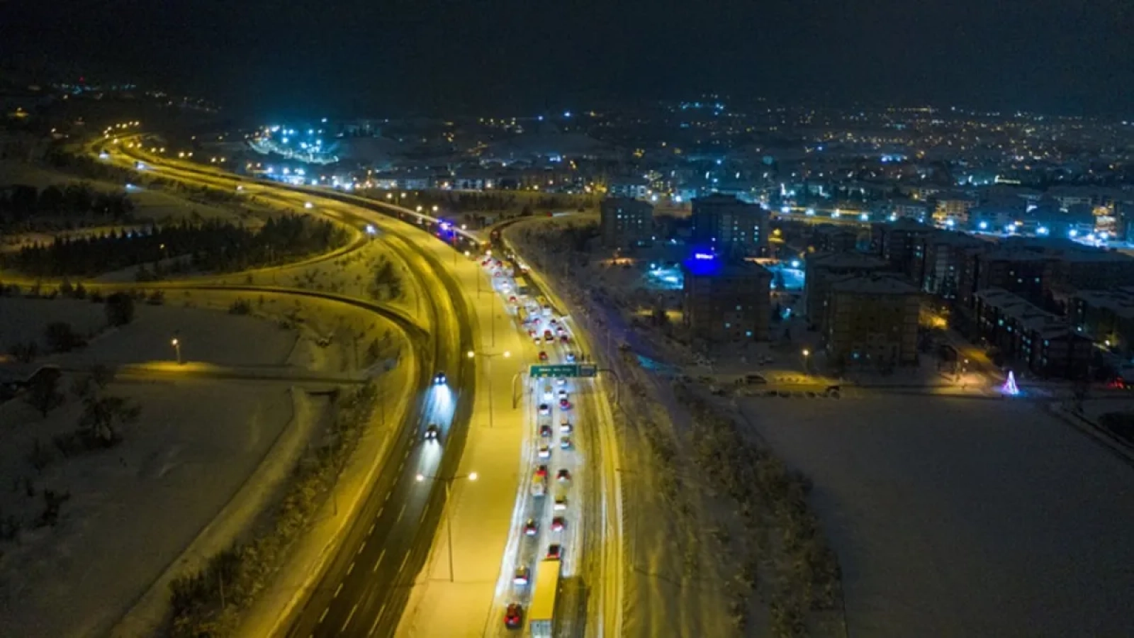 1200x675-bolu-dagi-gecidinde-buzlanma-alarmi-agir-tonajli-araclara-yasaklama-getirildi-1767305320121