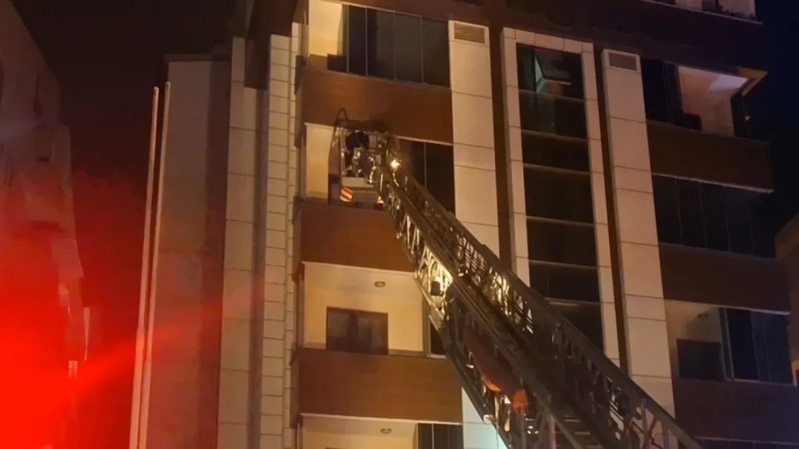 1200x675-bursada-7-katli-otelde-yangin-musteriler-mahsur-kaldi-5-kisi-hastaneye-kaldirildi-1768178245952