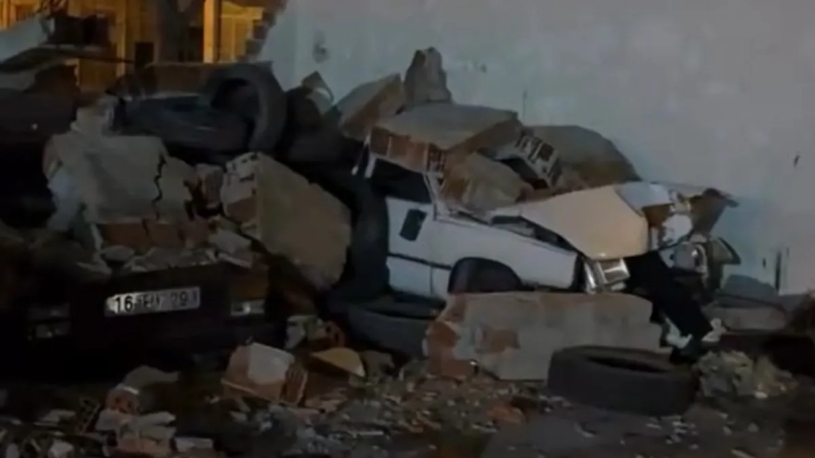 1200x675-bursada-firtina-faciasi-bahce-duvari-10-aracin-uzerine-yikildi-1768074336766