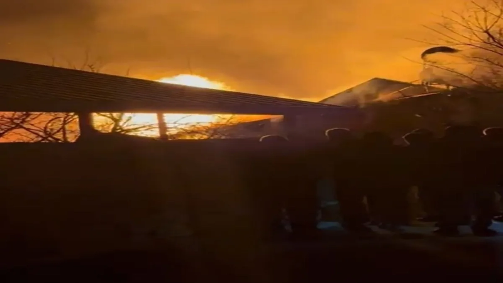 1200x675-bursada-komur-sobasi-yangini-alevler-bitisigindeki-binaya-sicradi-1768700783476