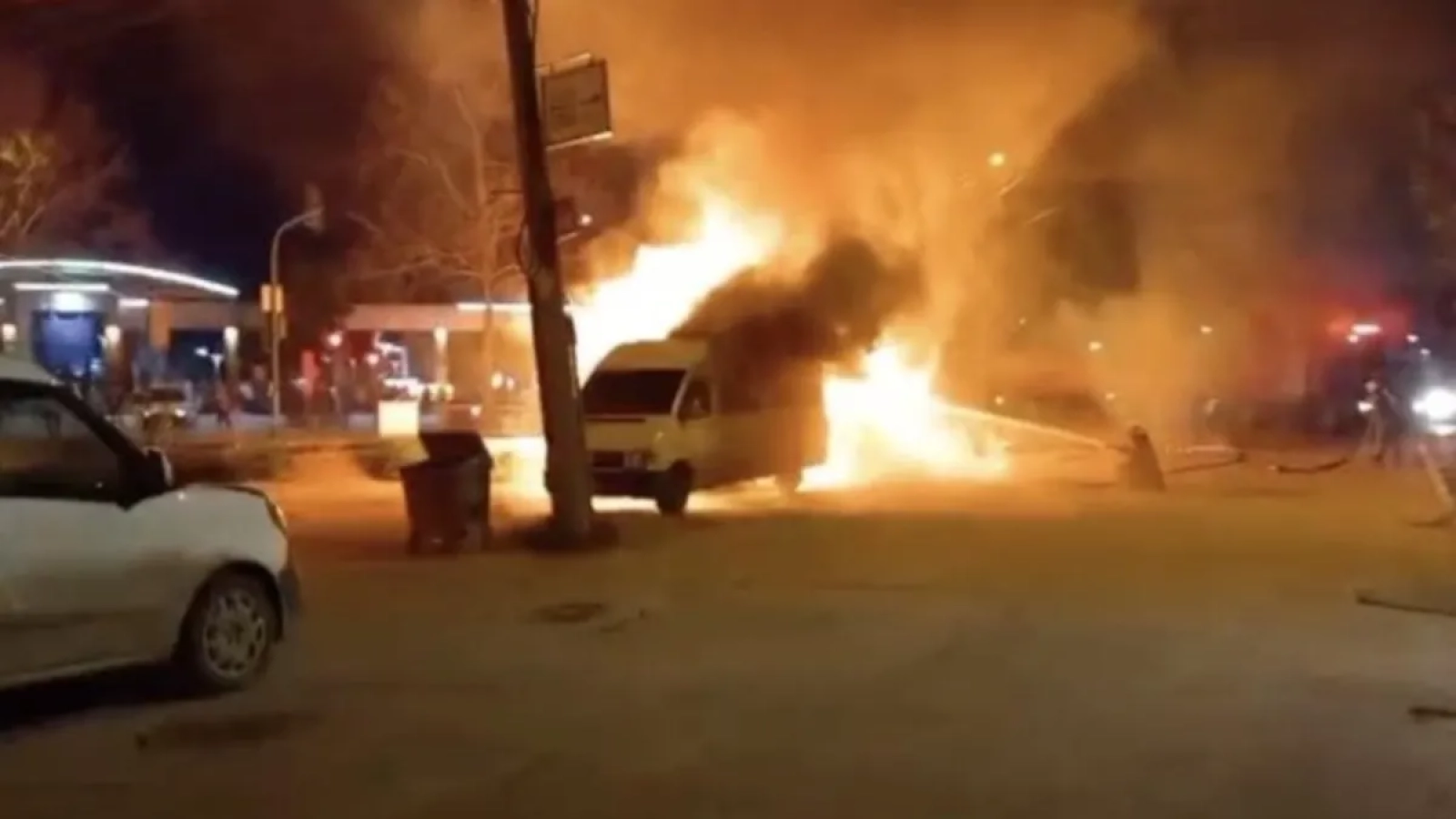 1200x675-bursada-korkutan-baraka-yangini-alevler-minibuse-sicradi-1767815164488