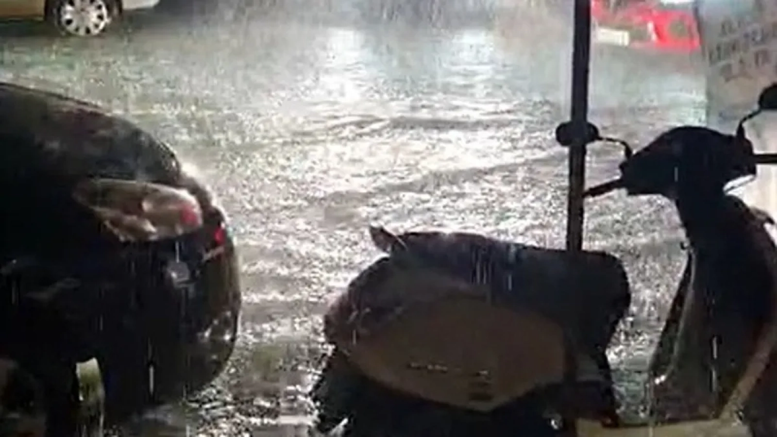 1200x675-canakkalede-saganak-sonrasi-cadde-ve-sokaklar-gole-dondu-1768070261668