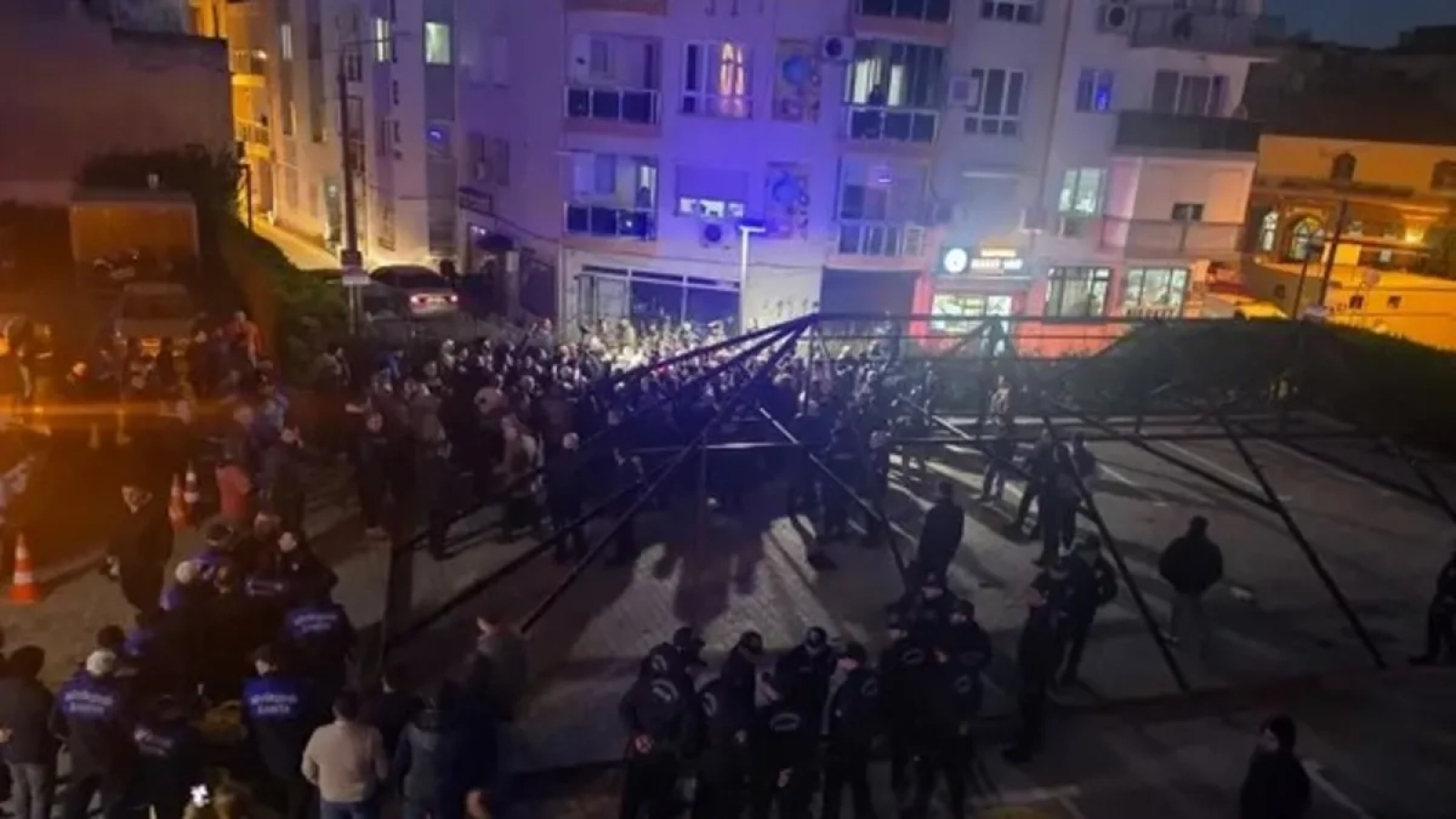 1200x675-chpli-kusadasi-belediyesinden-kacak-yapi-skandali-aydin-bb-ekipleri-arasinda-arbede-cikti-1767821984274