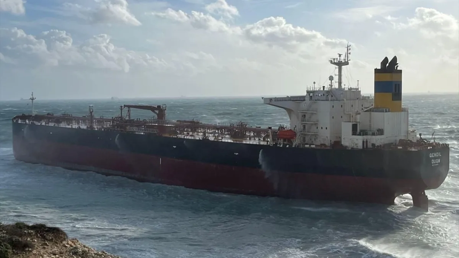 1200x675-dev-tanker-bozcaada-aciklarinda-karaya-oturdu-26-kisilik-murettebat-icin-zamanla-yaris-1767541572946