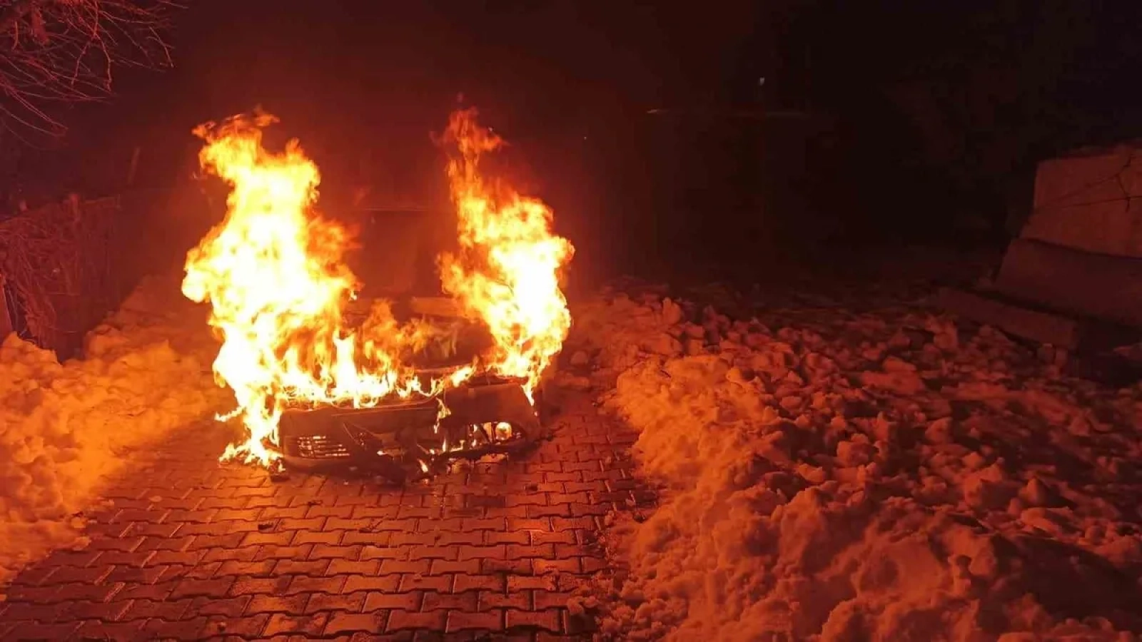 1200x675-diyarbakirda-seyir-halindeki-arac-alev-topuna-dondu-1768124454849