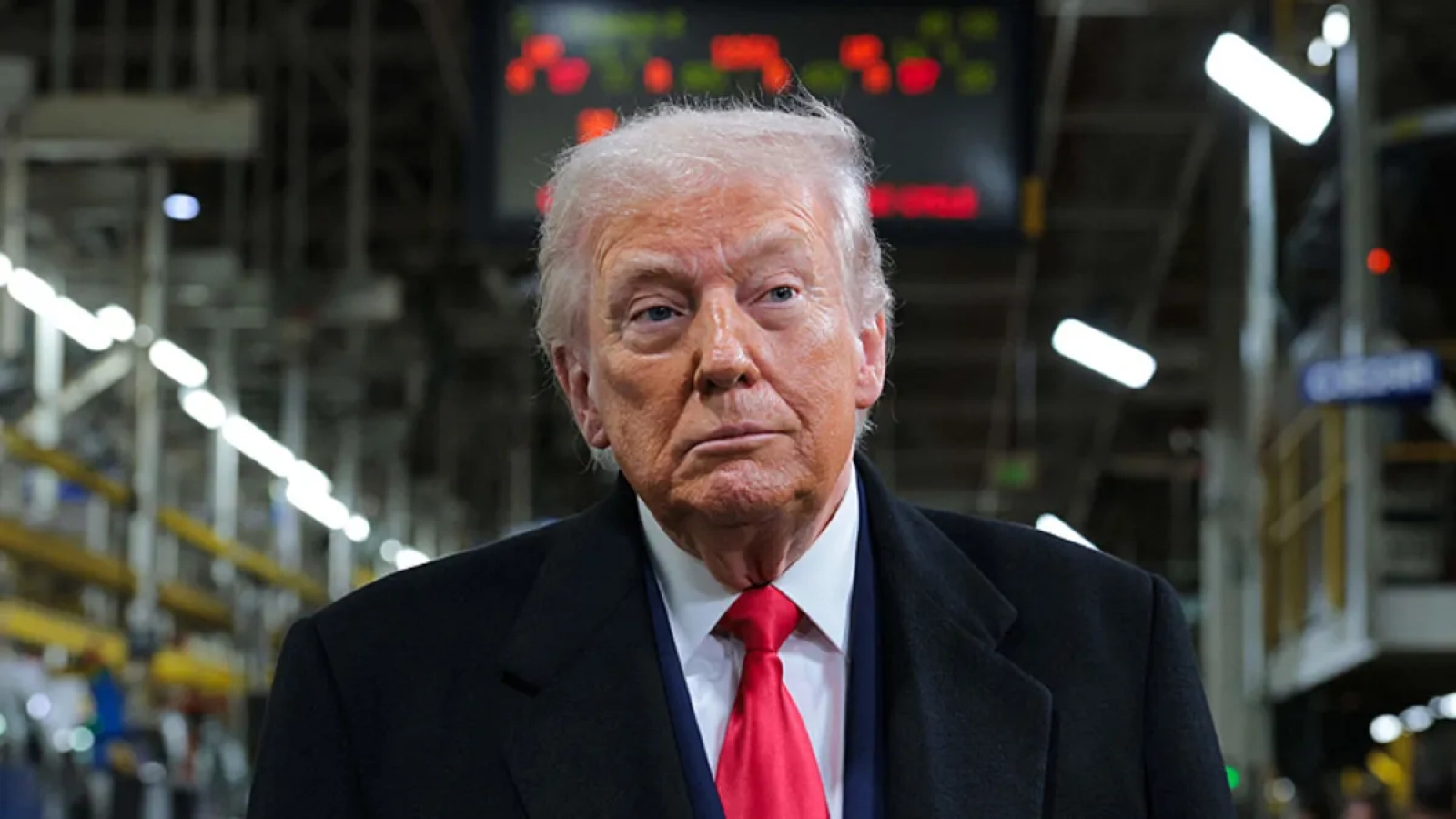 1200x675-dunya-bu-goruntuleri-konusuyor-abd-baskani-trump-fabrika-gezisi-sirasinda-el-hareketi-cekti-kufurler-savurdu-1768370289957