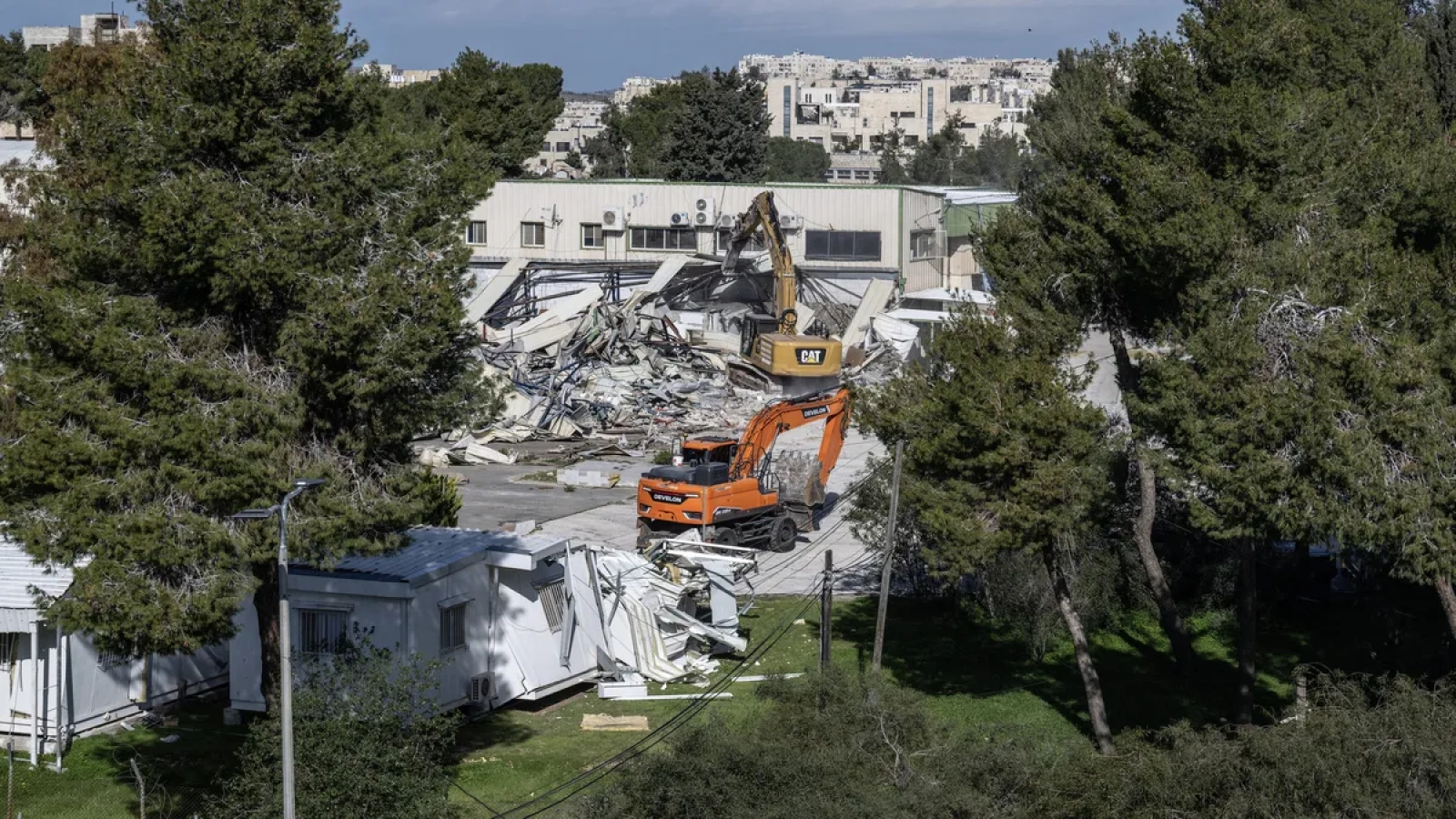 1200x675-dunya-izledi-israil-yikti-isgal-altindaki-kuduste-unrwaya-buldozerli-saldiri-1768904353663