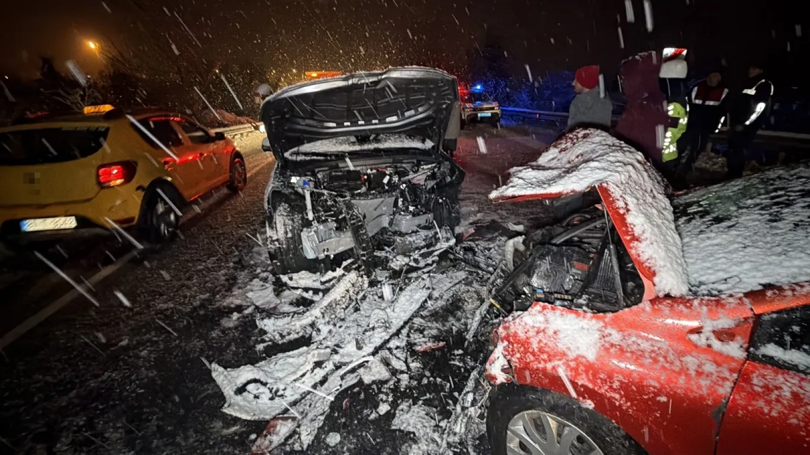 1200x675-duzcede-feci-kaza-7-kisi-yaralandi-araclar-hurdaya-dondu-1768763684348