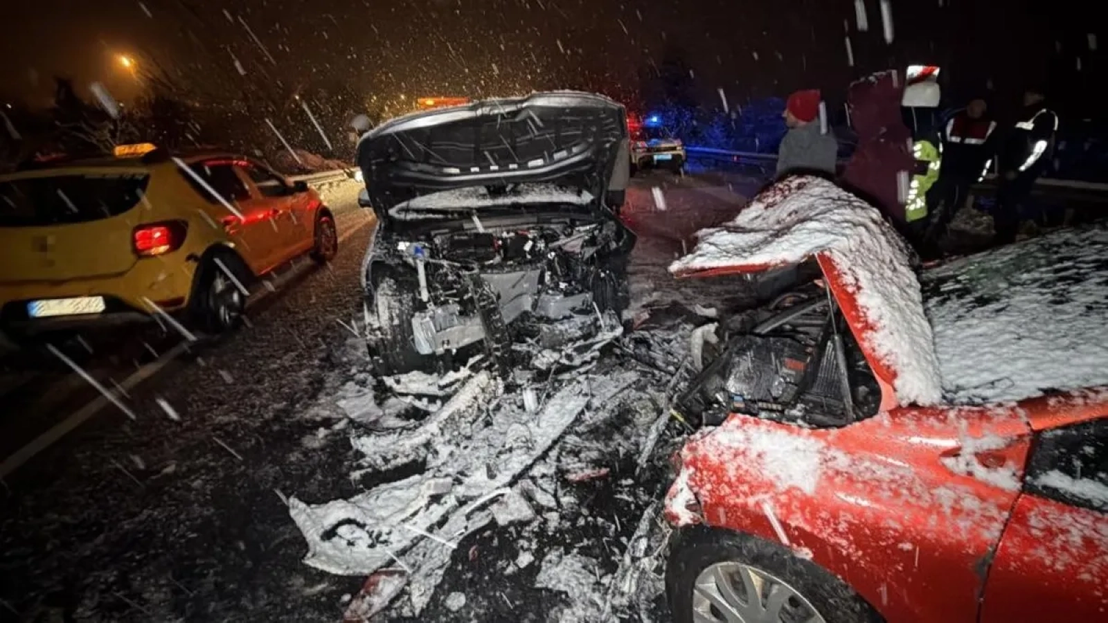 1200x675-duzcede-feci-kaza-iki-arac-kafa-kafaya-carpisti-7-yarali-1768761114128