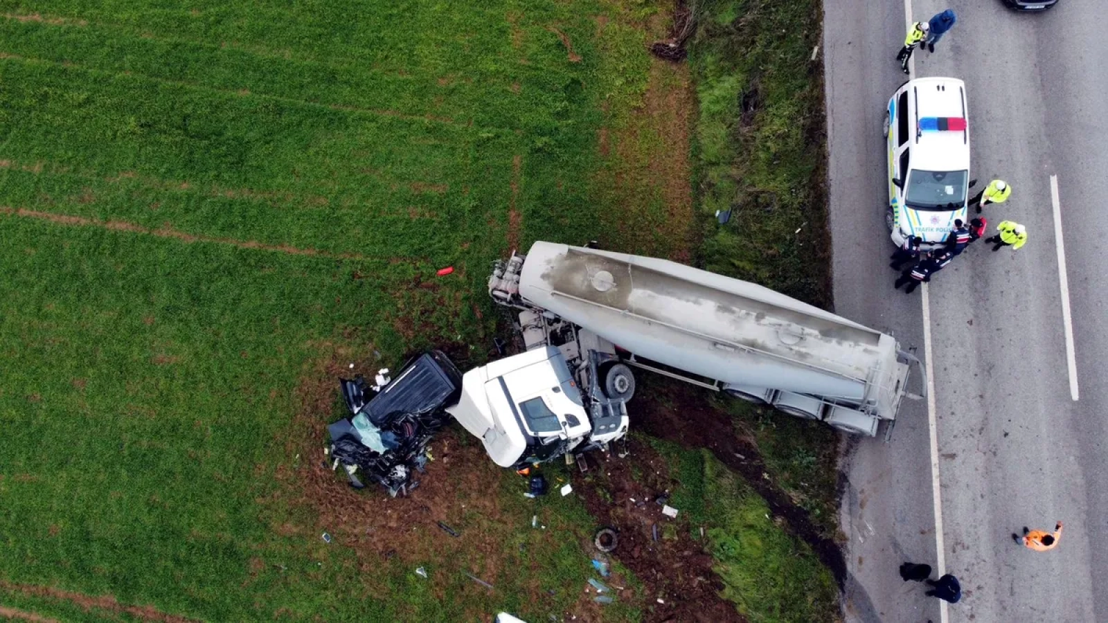 1200x675-edirnede-korkunc-kaza-tanker-bicip-hurdaya-cevirdi-1769164725745