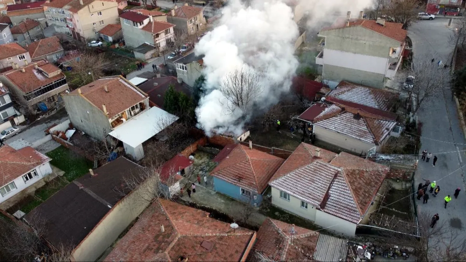 1200x675-edirnede-yangin-panigi-ek-katli-evin-mustemilati-yandi-1768930454922