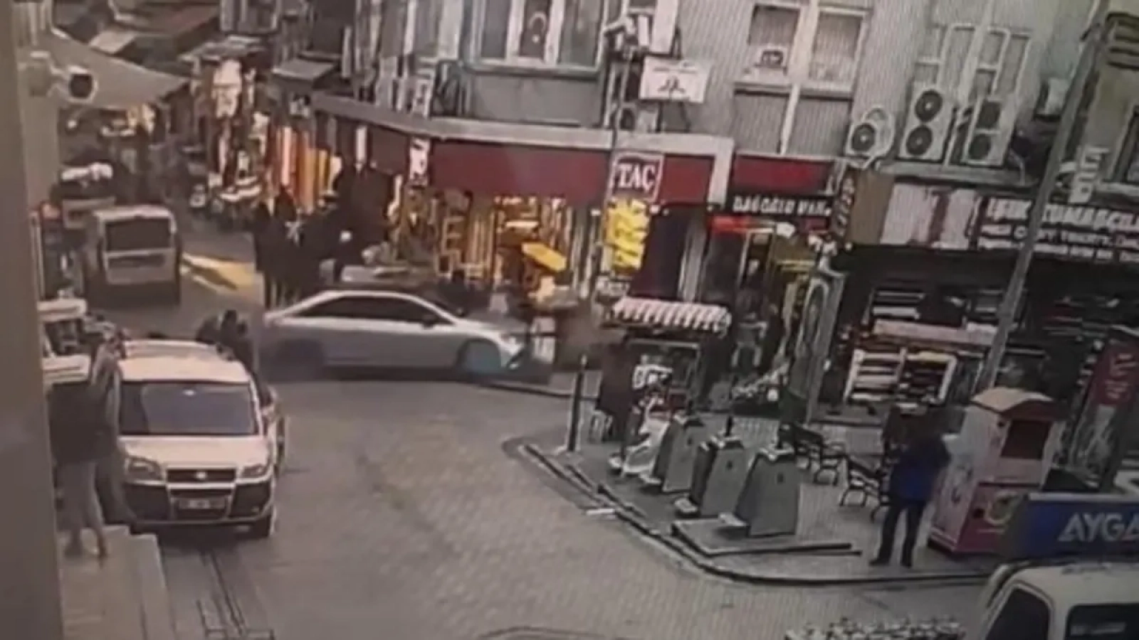 1200x675-eminonunde-otomobil-vatandaslarin-arasinda-daldi-yaralilar-var-1767355627339