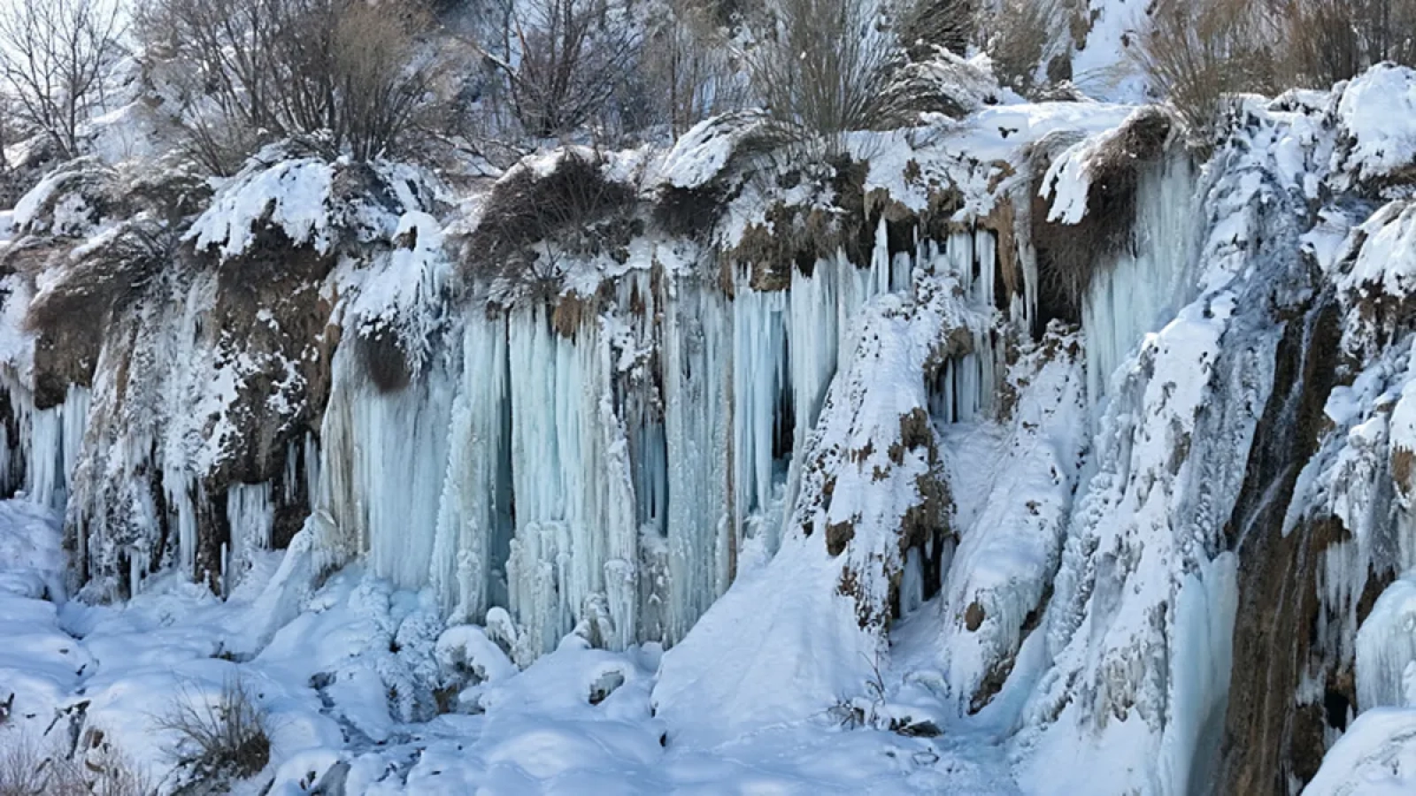 1200x675-erzincanda-girlevik-selalesi-buz-kesti-1767417445421