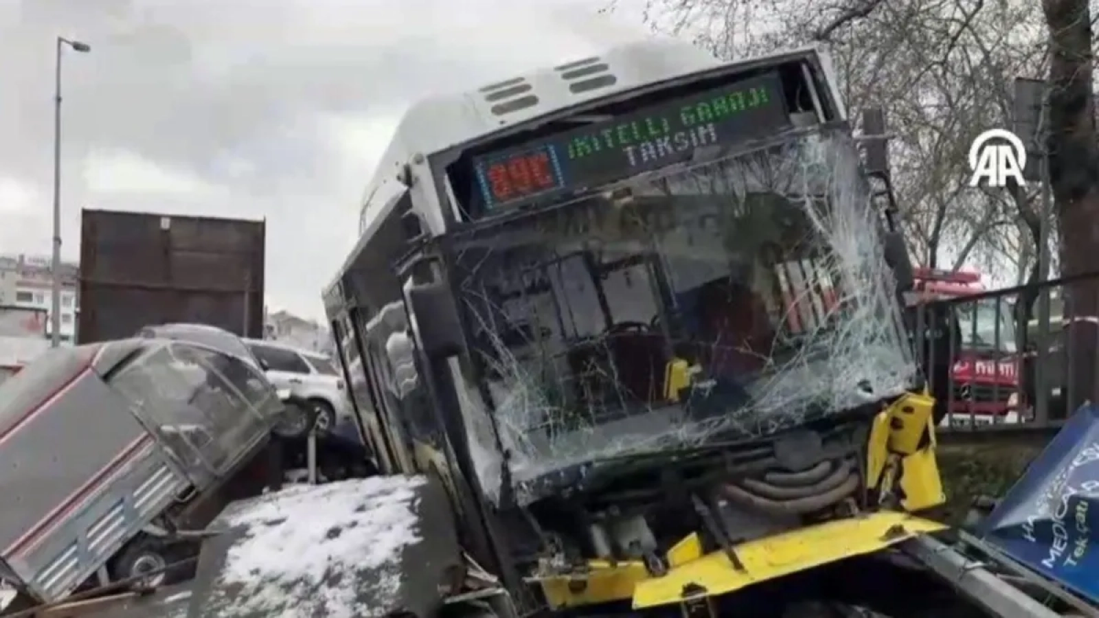 1200x675-esenlerde-iett-otobusu-otoparka-girdi-1768901916749