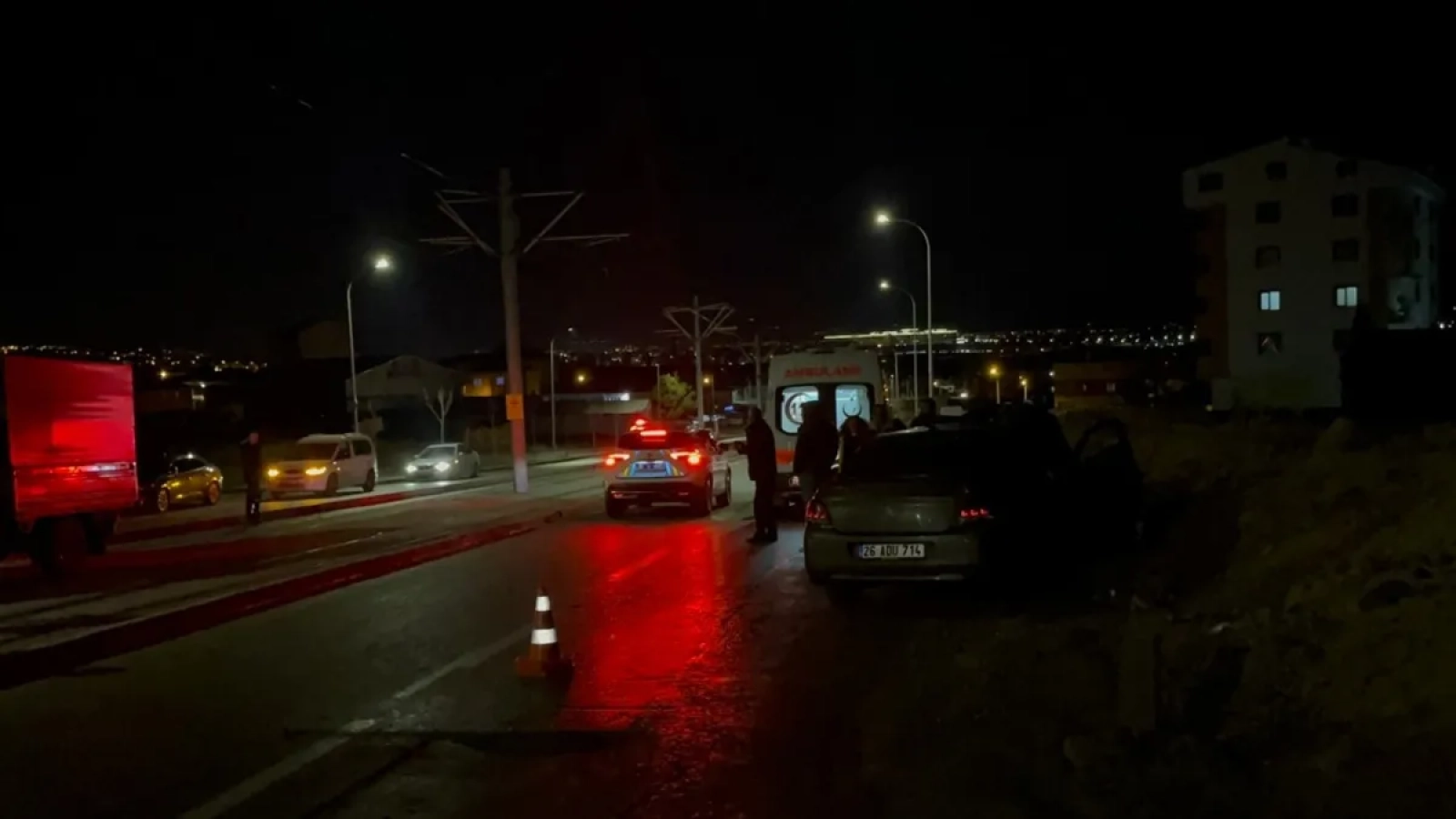 1200x675-eskisehirde-katliam-gibi-kaza-otomobil-tramvaydan-inen-yayalara-daldi-3-olu-1767566796960