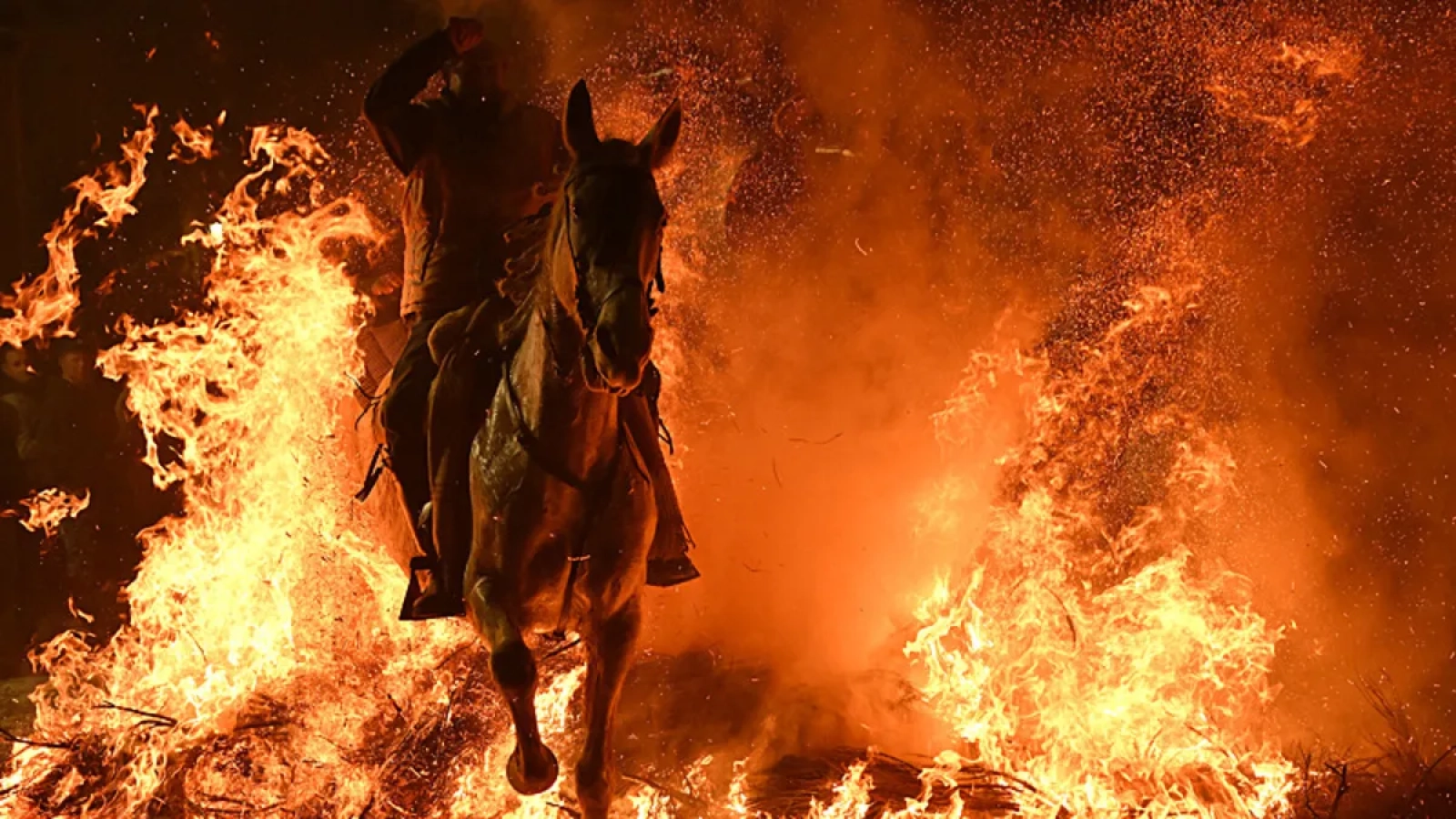 1200x675-gelenek-mi-eziyet-mi-gecenin-karanligini-yaran-alevler-ve-atlar-1768644146293