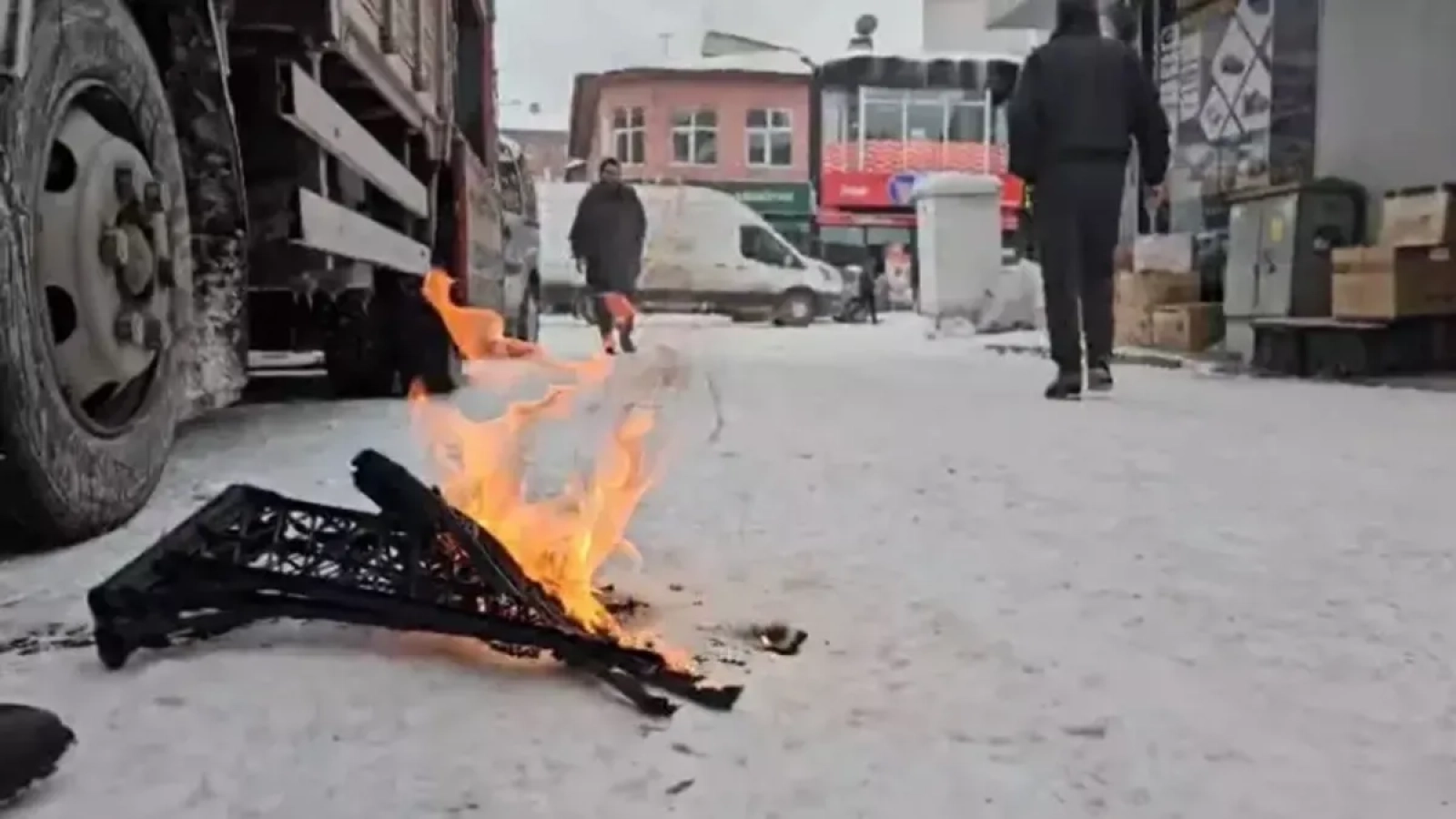 1200x675-gole-buz-kesti-termometreler-eksi-397-dereceyi-gosterdi-1767427712727