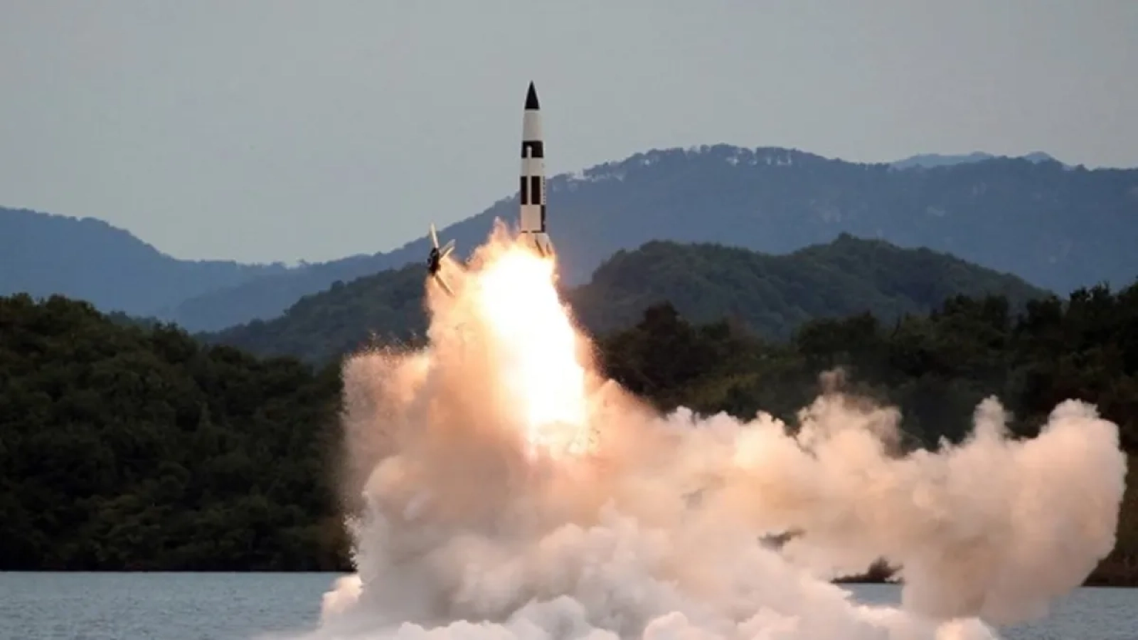 1200x675-guney-kore-ve-japonyadan-ortak-deneme-kuzey-koreye-fuze-firlatildi-1767489875466