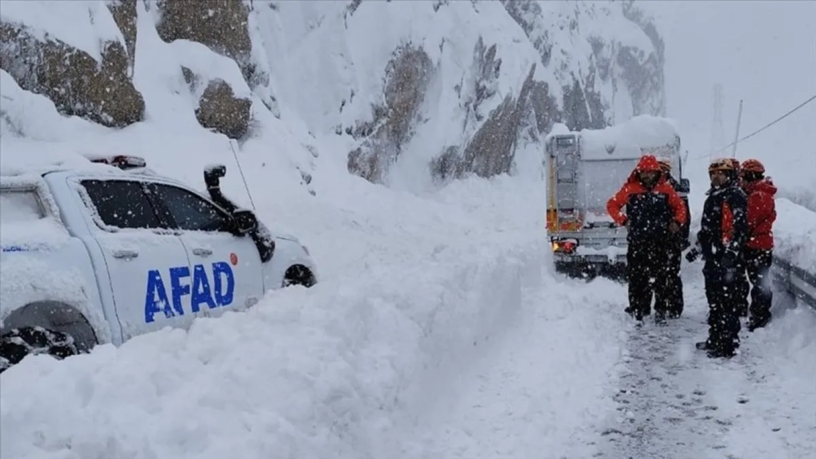 1200x675-hakkari-cukurca-kara-yoluna-cig-dustu-1767446482445