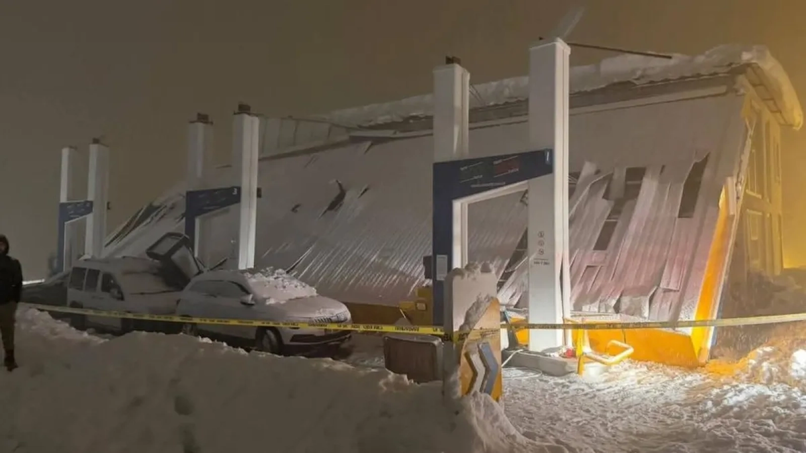 1200x675-hakkaride-kar-dehseti-akaryakit-istasyonunun-catisi-coktu-yaralilar-var-1767299717309