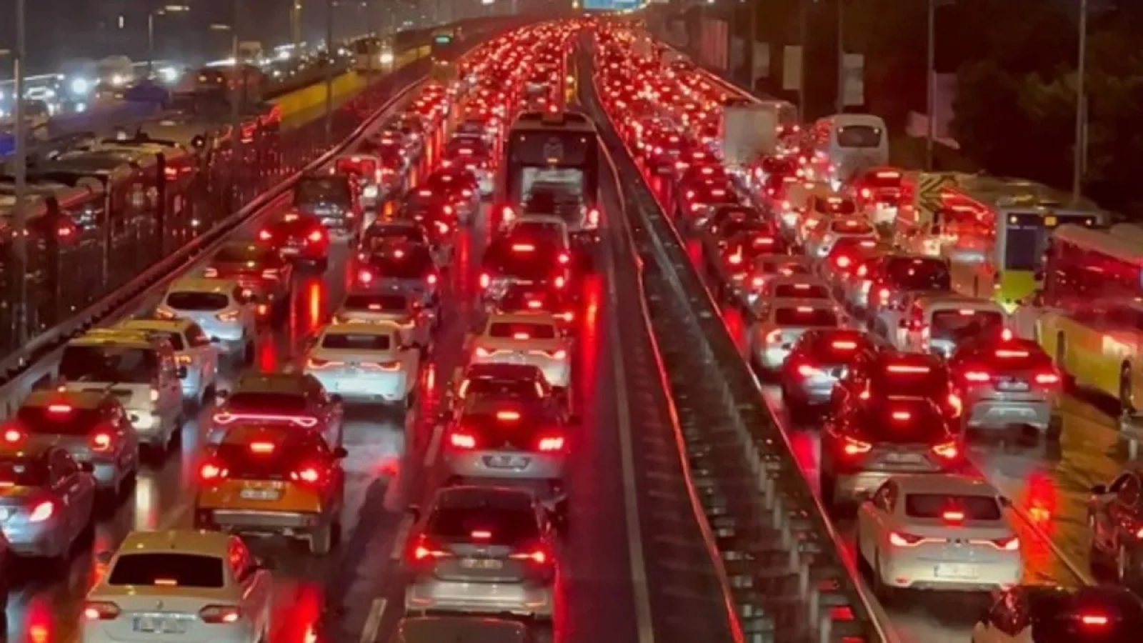 1200x675-harita-kipkirmizi-istanbulda-trafik-yogunlugu-yuzde-85e-ulasti-1768404634878