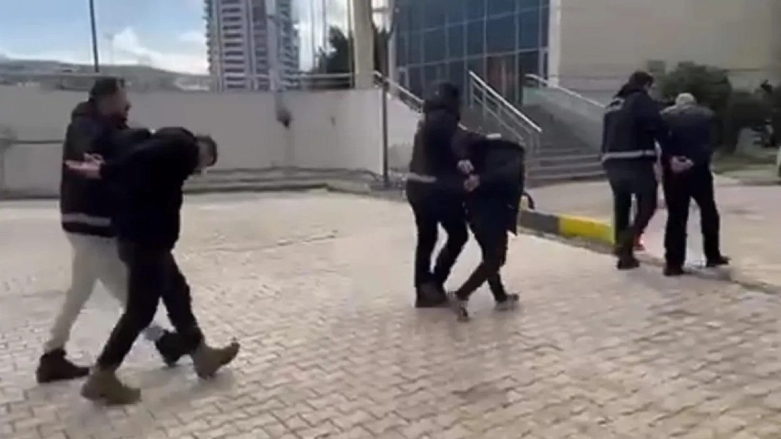 1200x675-hatayda-aranmasi-bulunan-firarilere-yonelik-operasyon-3-supheli-tutuklandi-1767398143423