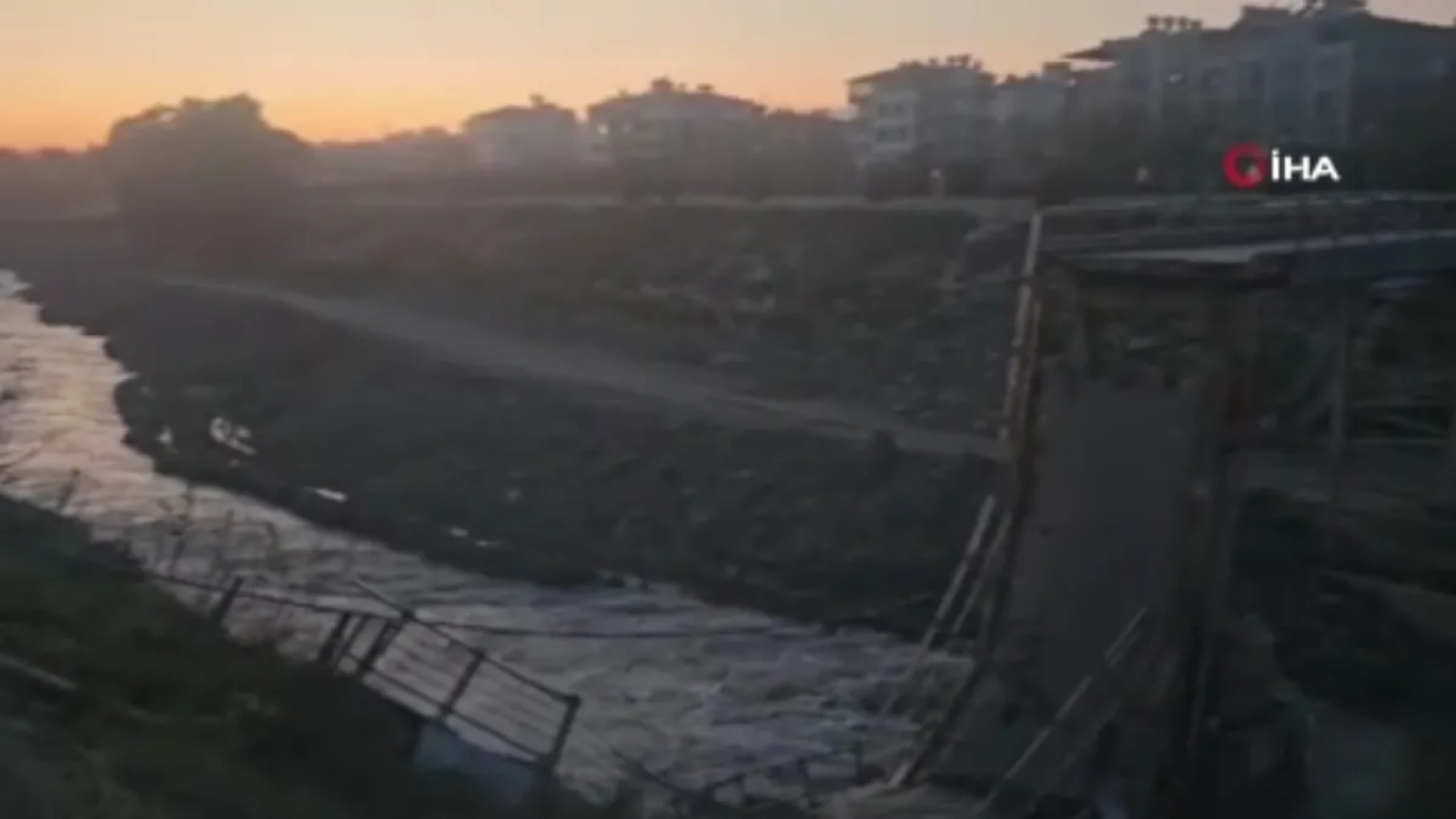 1200x675-hatayda-feci-olay-asi-nehri-uzerindeki-yaya-koprusunde-cokme-1767639796634