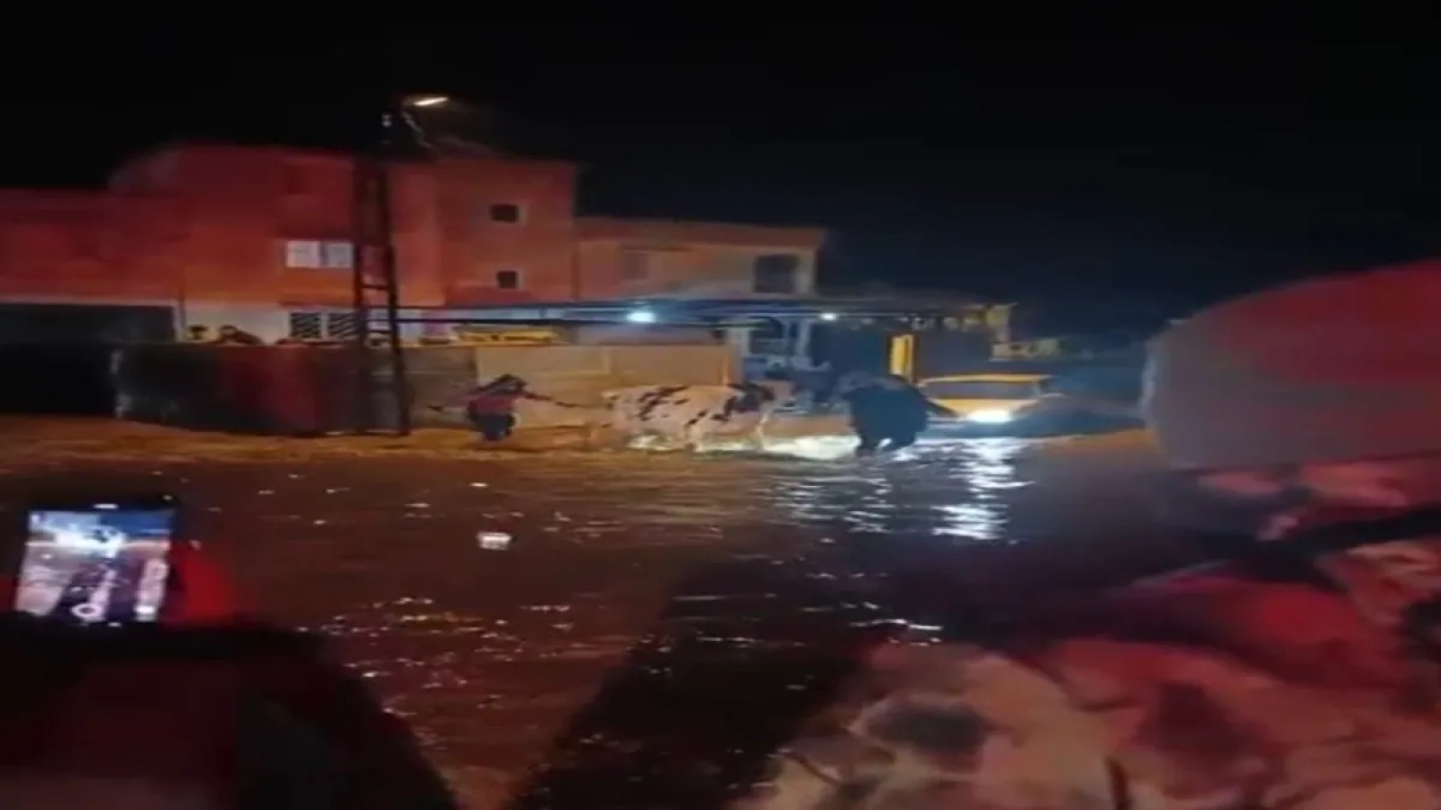 1200x675-hatayda-saganak-hayati-felc-etti-sokaklarda-su-birikintileri-olustu-1768271539072