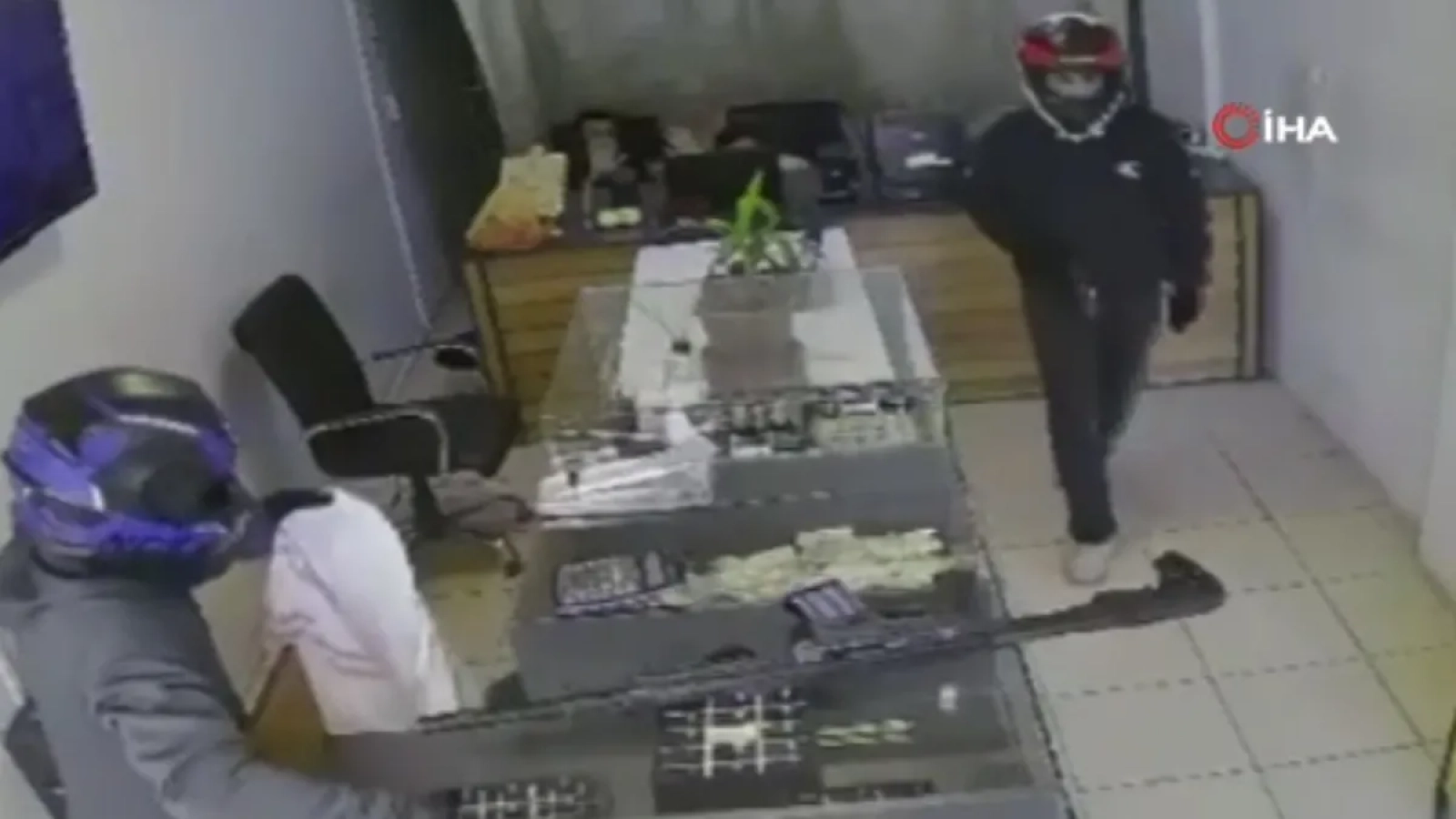 1200x675-hatayda-silahli-kuyumcu-baskini-korku-dolu-anlar-kamerada-1767563955955