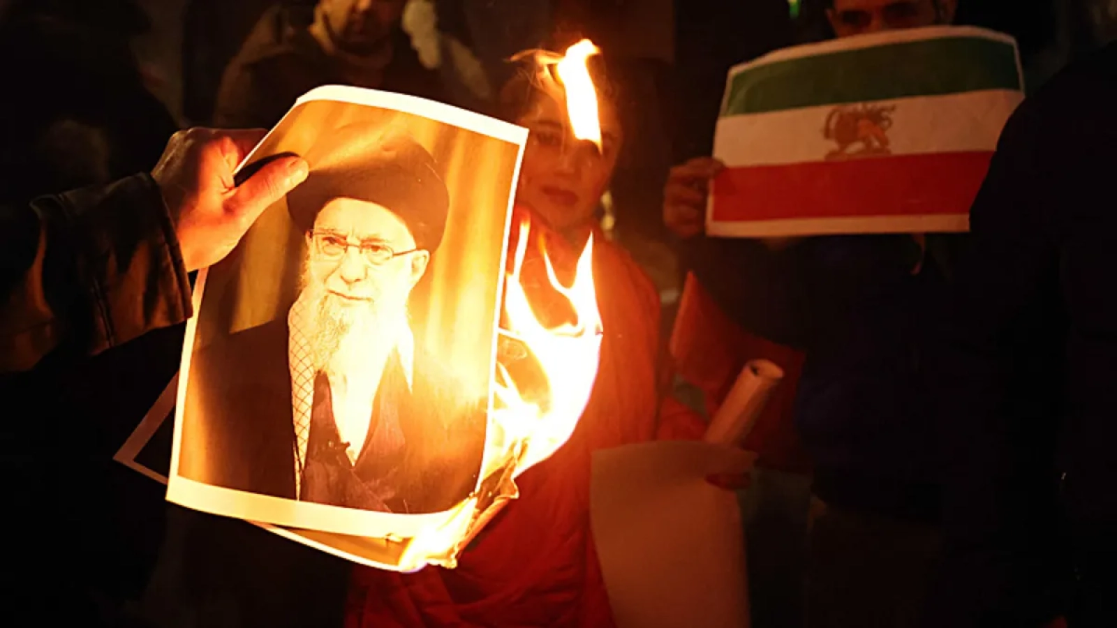 1200x675-ingiliz-gazetesinden-flas-iddia-iranli-yetkililer-rejimi-kurtarmak-icin-hamaneyi-feda-mi-edecek-masada-venezue-1768201620161