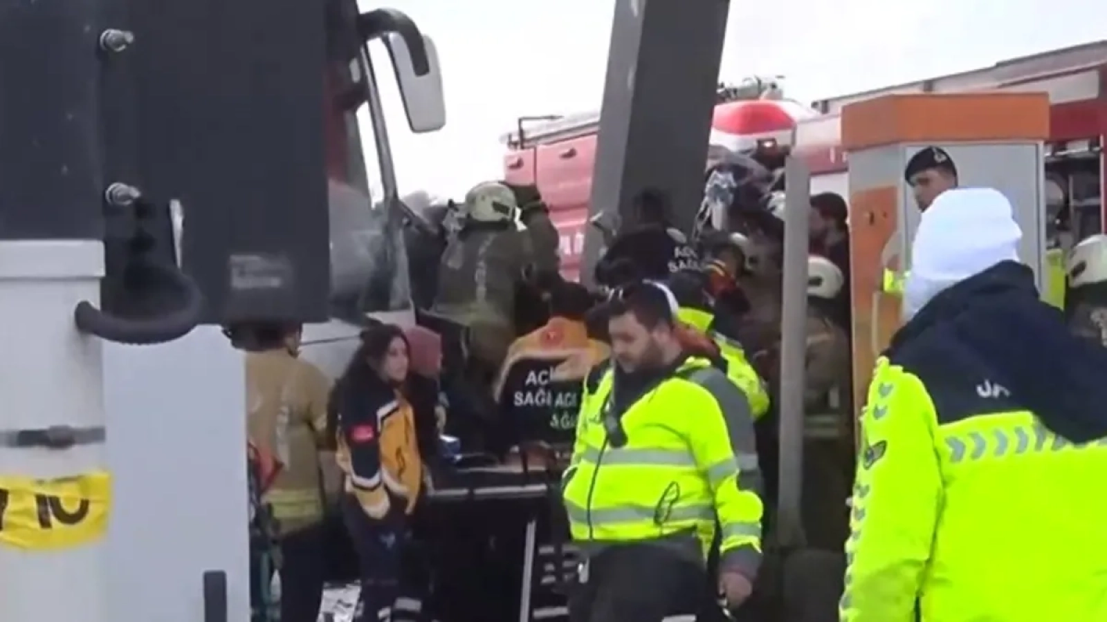 1200x675-istanbul-kuzey-marmara-otoyolunda-otobus-kazasi-ekipler-bolgede-1769176133647