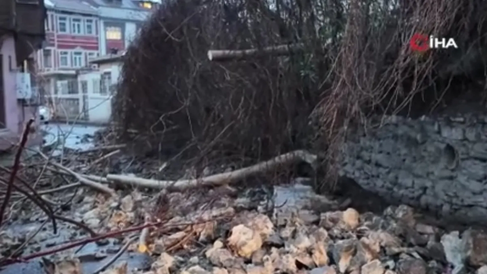 1200x675-istanbulda-felaketin-esiginden-donuldu-yagis-nedeniyle-istinat-duvari-coktu-1768150244729