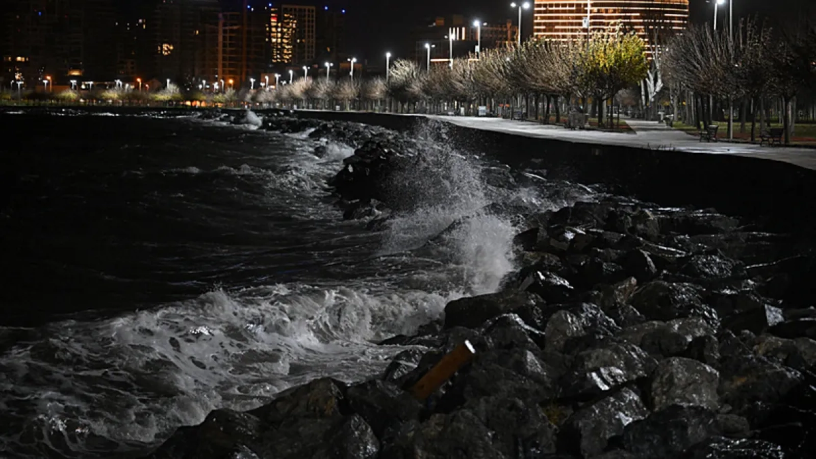 1200x675-istanbulda-siddetli-lodos-etkili-oluyor-1768013710110