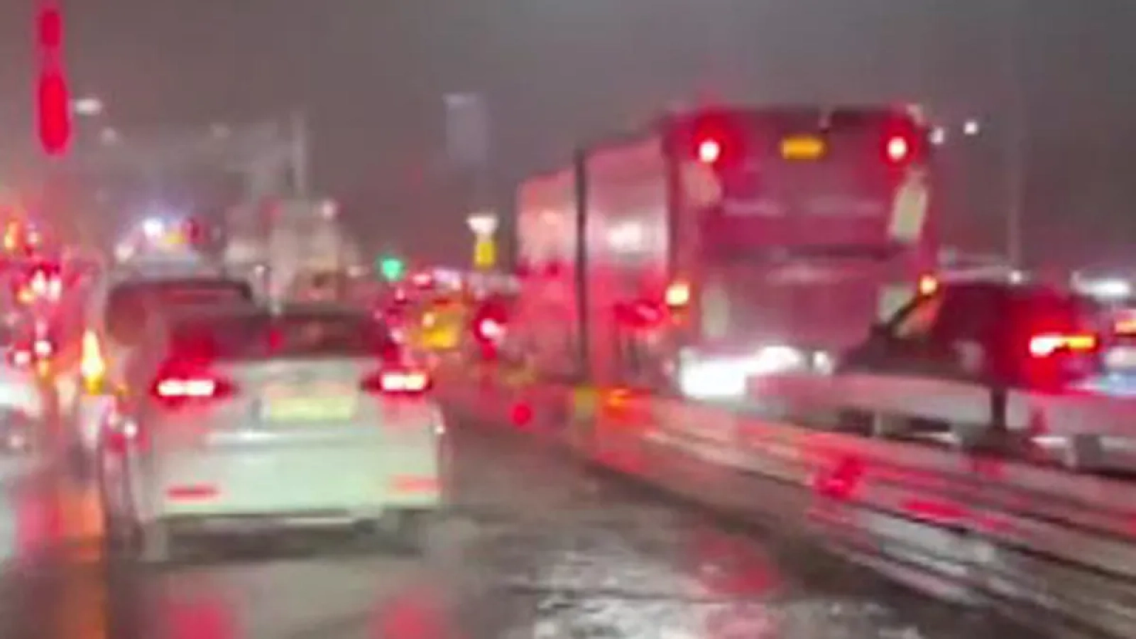 1200x675-istanbulda-simsekler-geceyi-aydinlatti-1768075857413