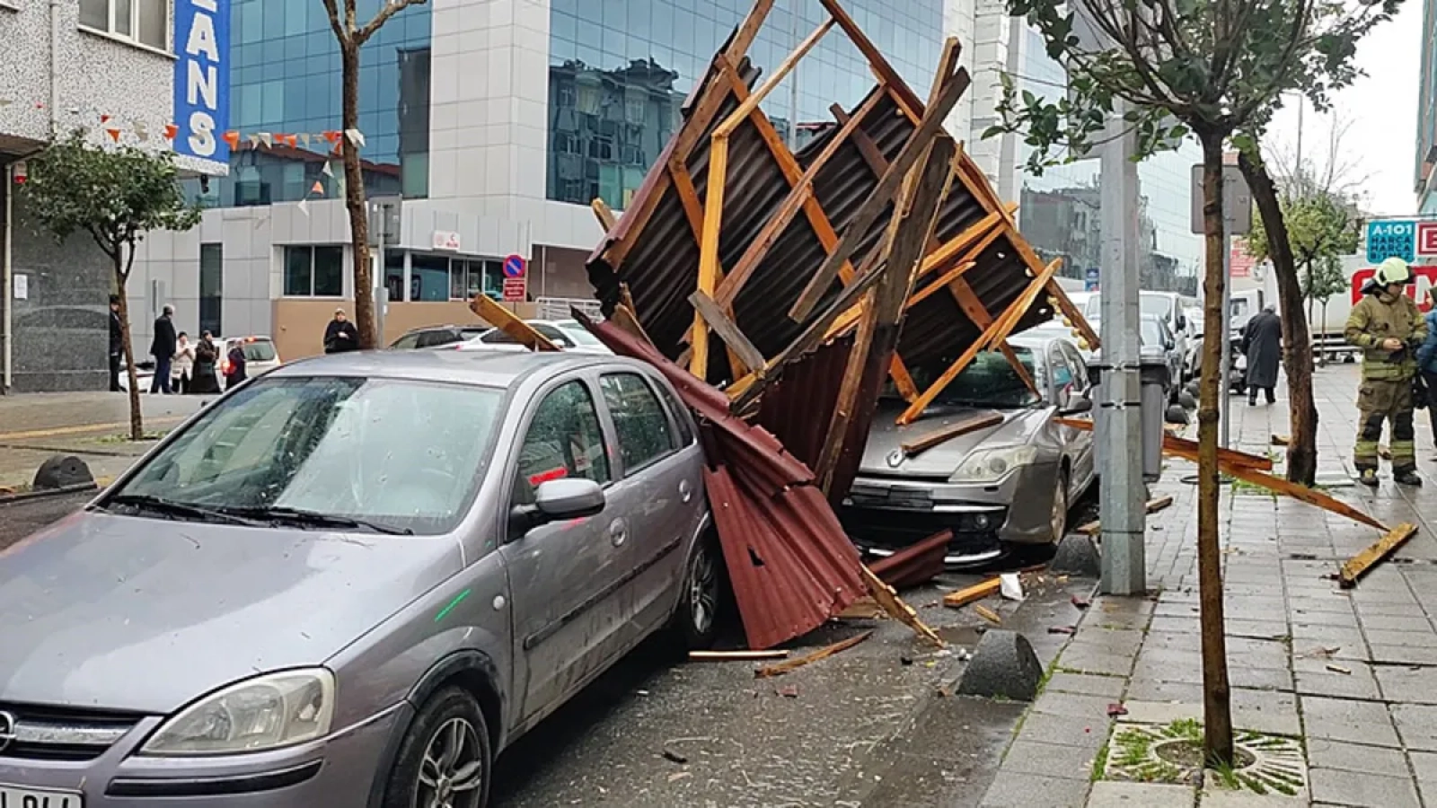 1200x675-istanbulu-firtina-vurdu-catilar-uctu-agaclar-devrildi-1767867482488