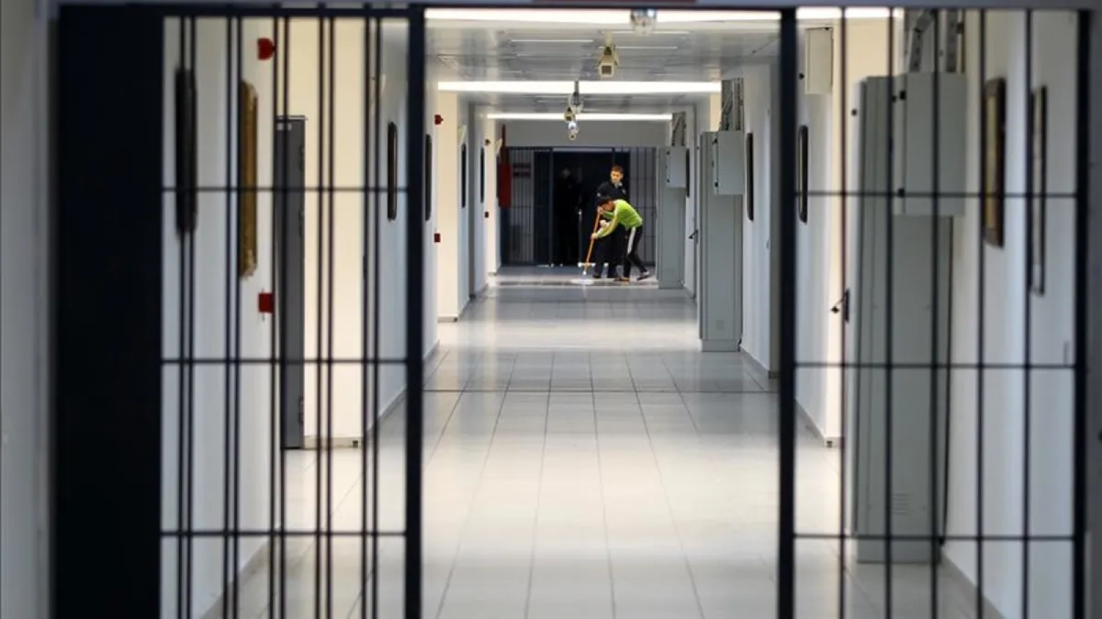 1200x675-izmir-cezaevinde-saldiri-2-infaz-memuru-yaralandi-1768521926781