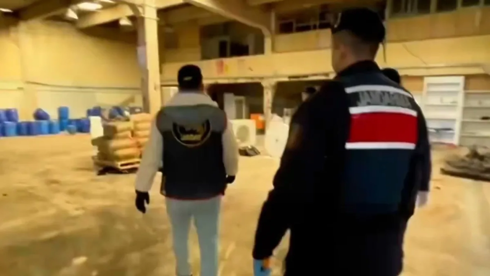 1200x675-izmirde-dev-uyusturucu-operasyonu-1-ton-hap-hammaddesi-ele-gecirildi-1768281655321