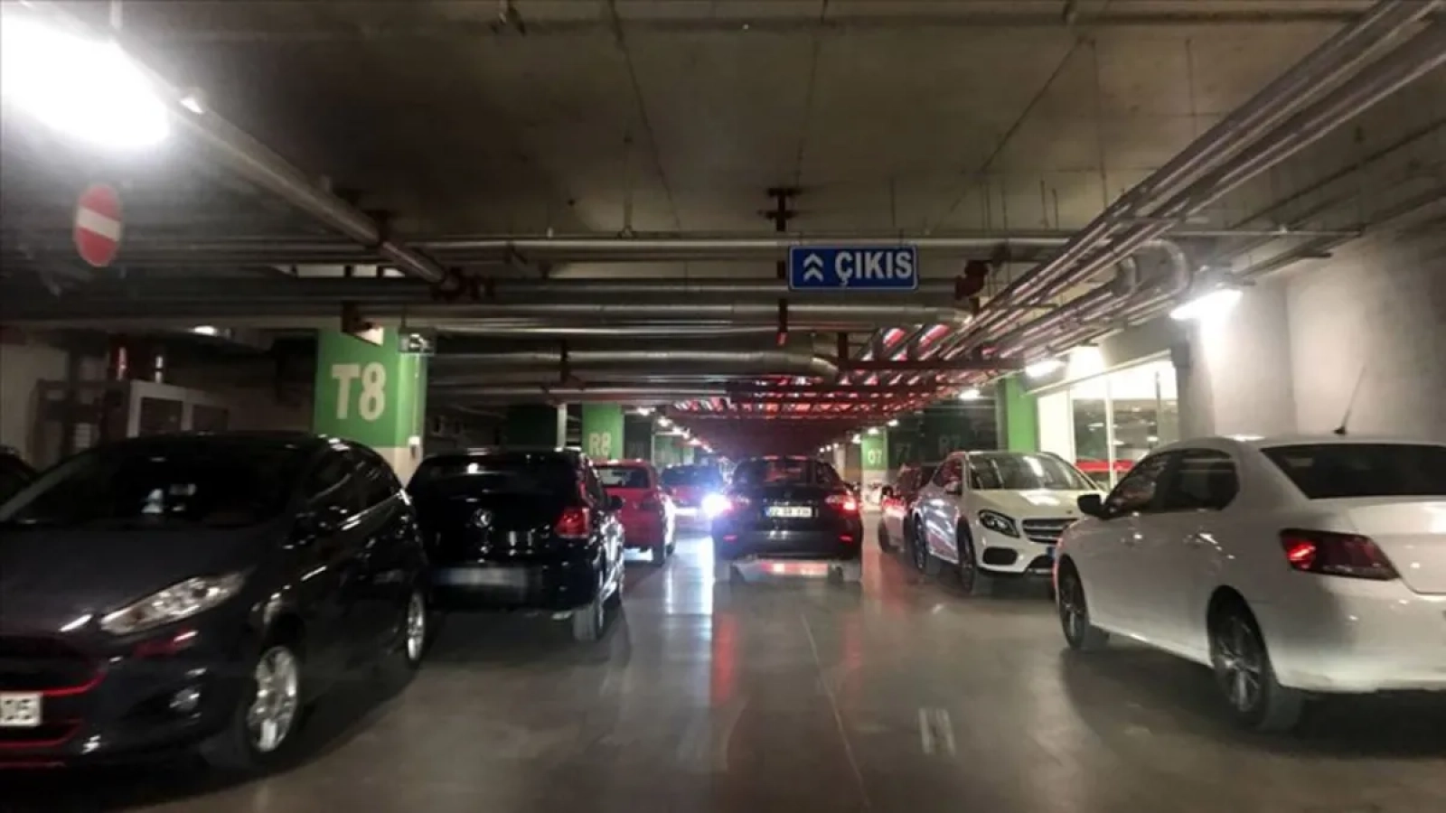 1200x675-izmirde-fahis-otopark-zammi-sonrasi-trafik-kaosu-sokaklar-aracla-doldu-1767770304681