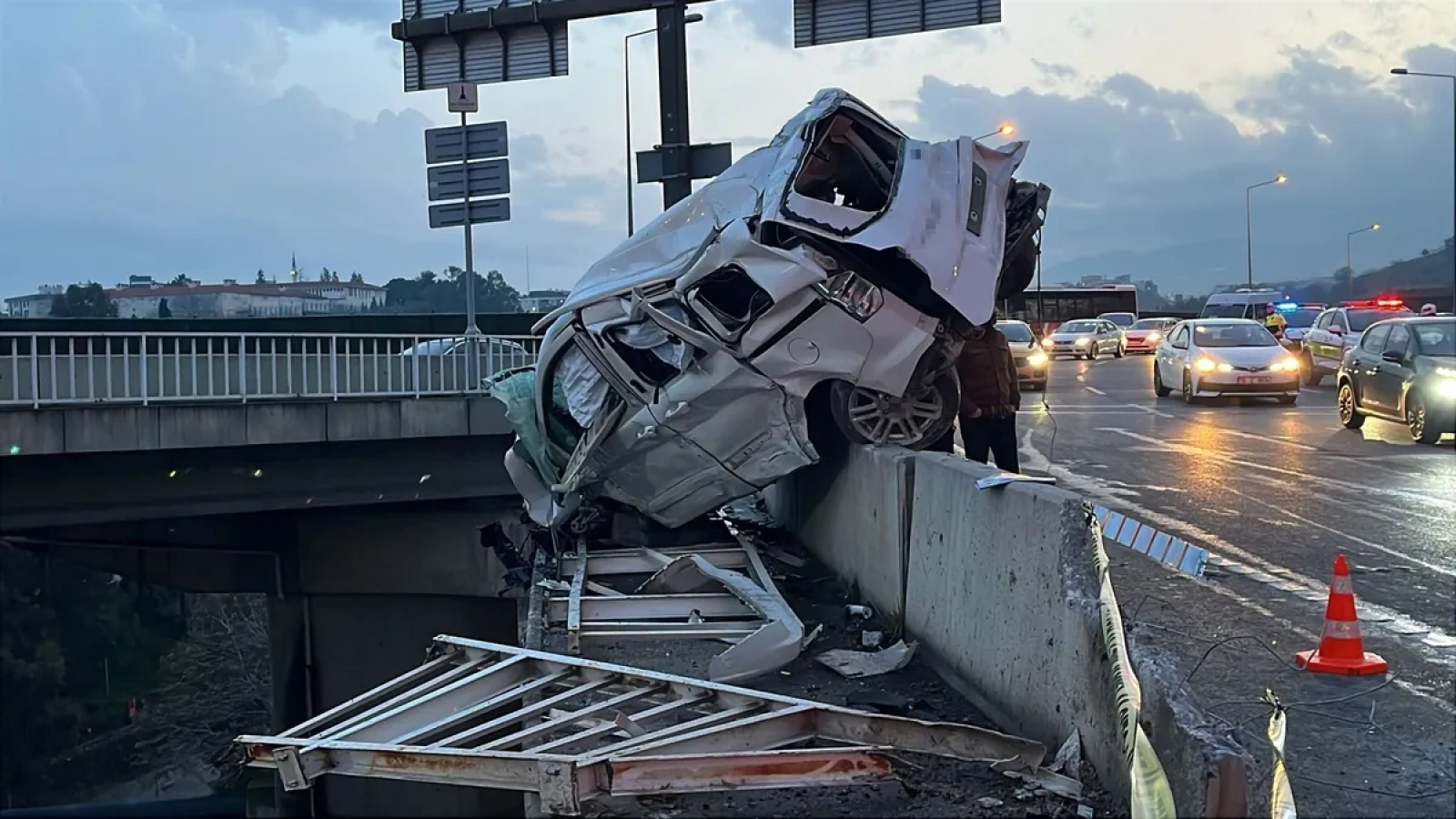 1200x675-izmirde-freni-bosalan-kamyon-dehseti-3-kisi-yaralandi-1769103289275