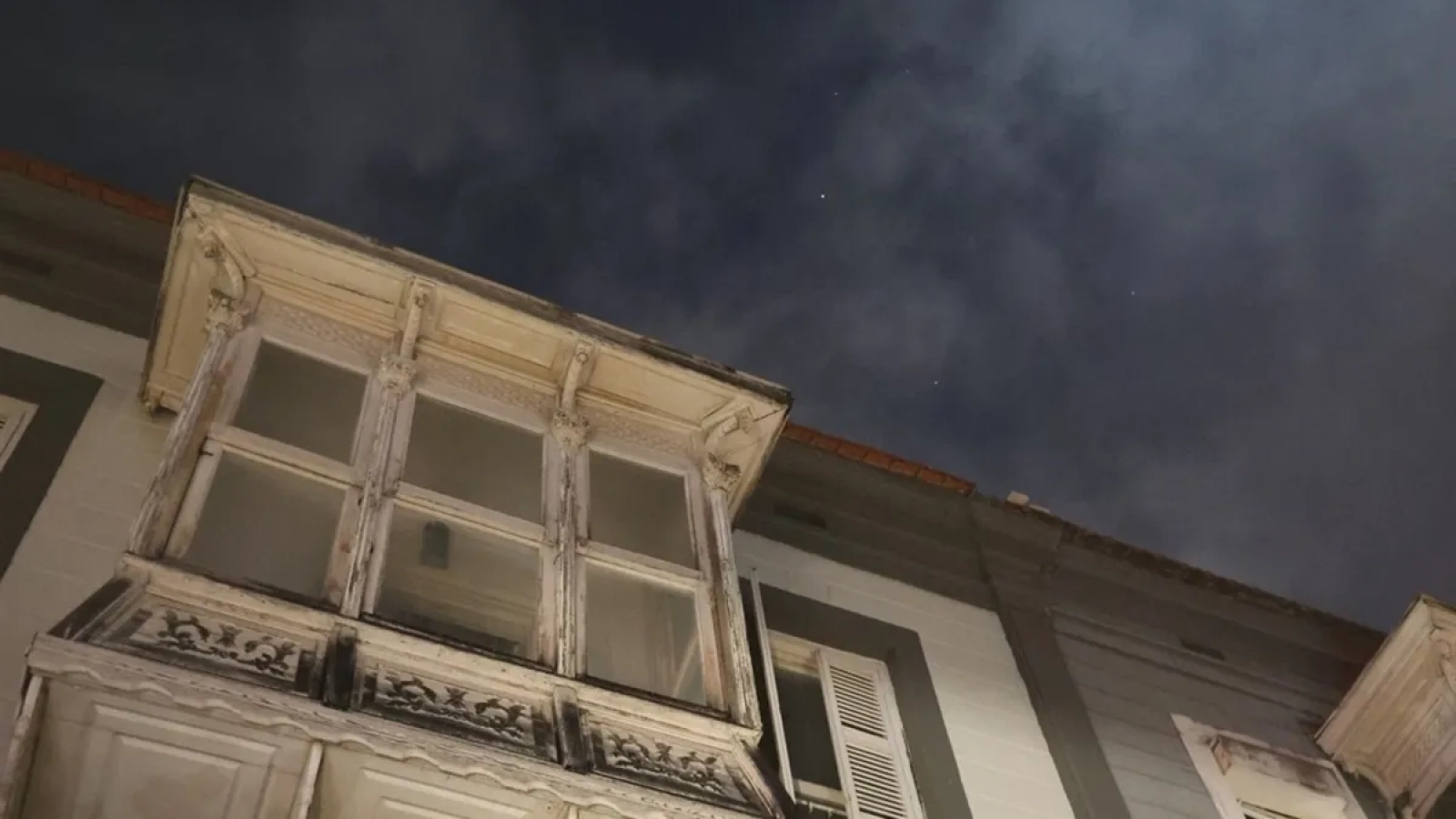 1200x675-izmirde-kafenin-cati-katinda-yangin-2-kisi-dumandan-etkilendi-1767298042403