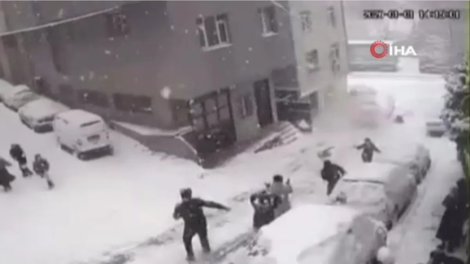 1200x675-kagithanede-kaygan-zemin-faciasi-yokustan-kayan-kamyonet-cocuklara-carpti-1767295332152