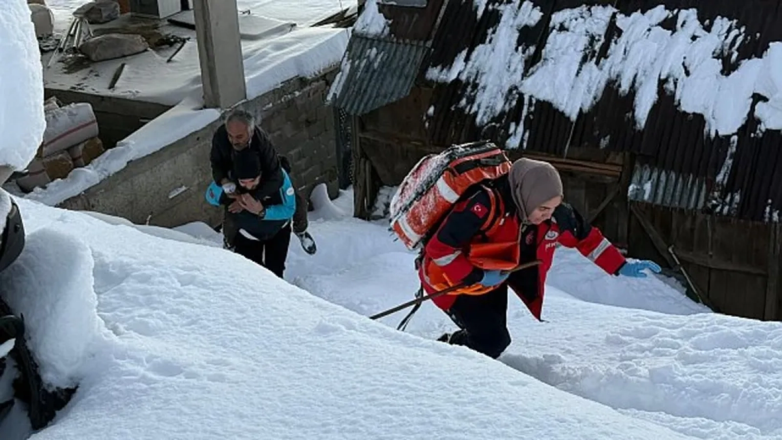 1200x675-kardan-yolu-kapanan-koydeki-koah-hastasini-hastaneye-umke-ulastirdi-1767427590295