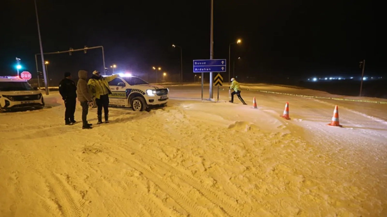 1200x675-karsta-kar-ve-tipi-hayati-olumsuz-etkiledi-bazi-yollar-trafige-kapatildi-1767320883015